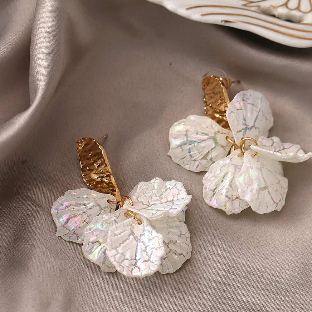 Korean White Acrylic Flower Petal Drop Earrings For Women's Fashion Statement Flower Trend Alloy Pendant Earring Jewellery