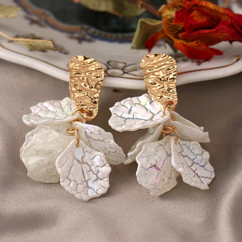 Korean White Acrylic Flower Petal Drop Earrings For Women's Fashion Statement Flower Trend Alloy Pendant Earring Jewellery