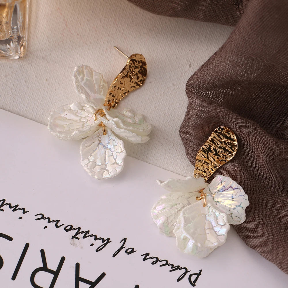 Korean White Acrylic Flower Petal Drop Earrings For Women's Fashion Statement Flower Trend Alloy Pendant Earring Jewellery