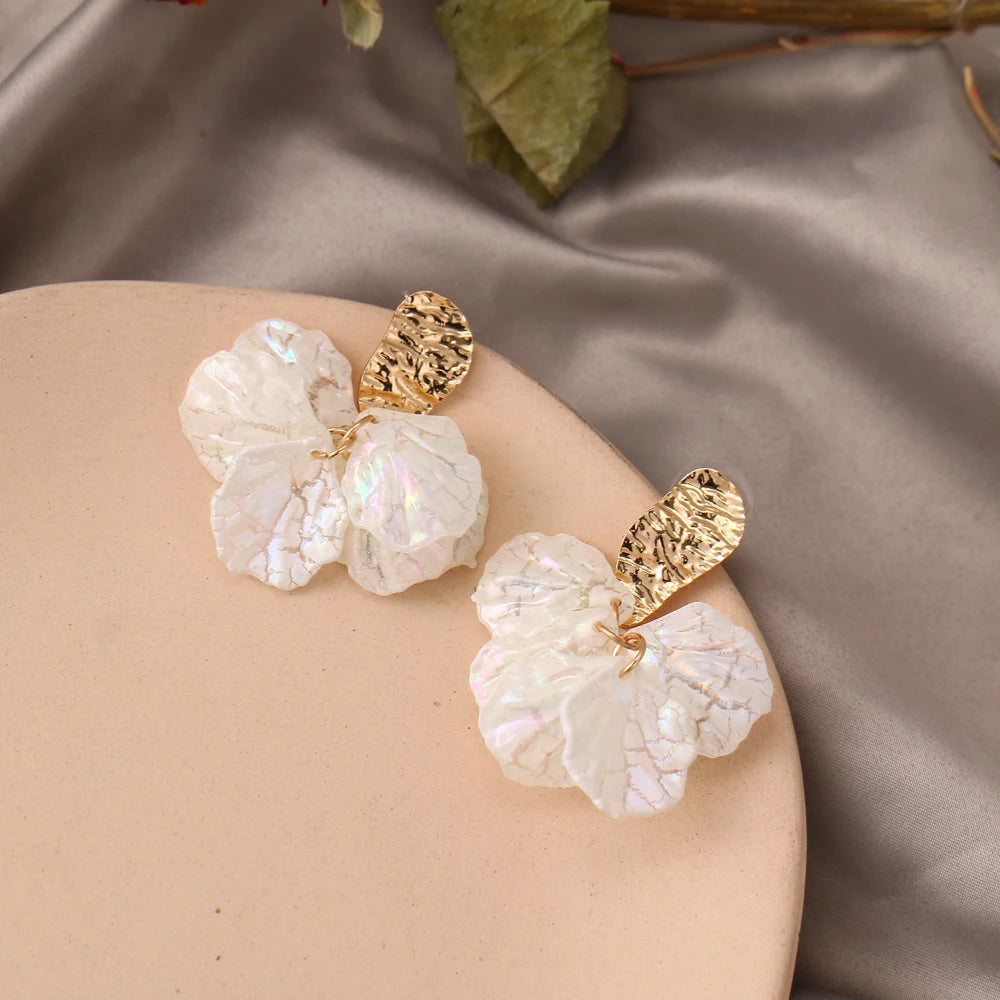 Korean White Acrylic Flower Petal Drop Earrings For Women's Fashion Statement Flower Trend Alloy Pendant Earring Jewellery