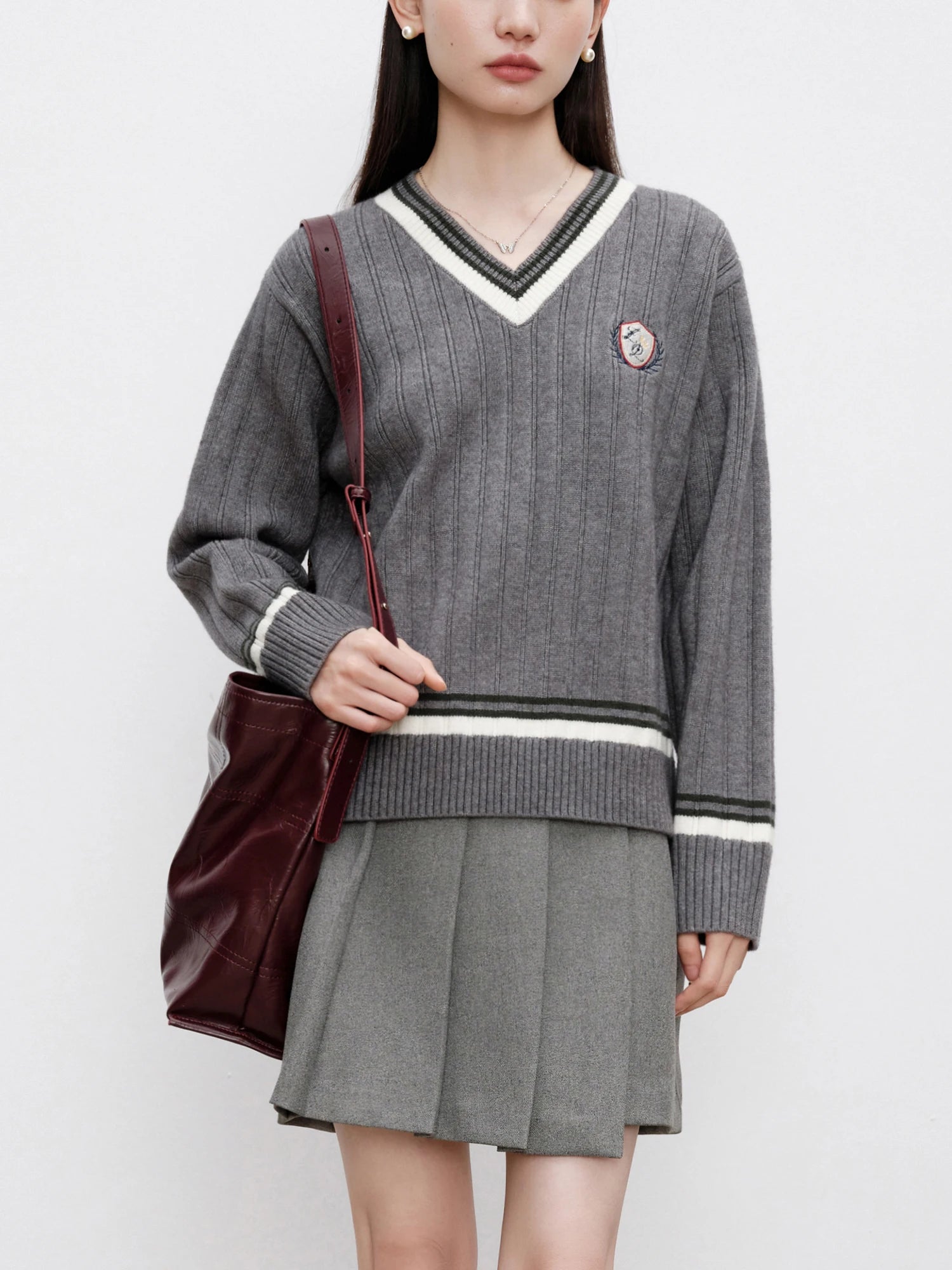 ZIQIAO Petite Size College Style V-neck Contrasting Color Pullover Knitted Sweater for Women 2024 Autumn Winter New Top