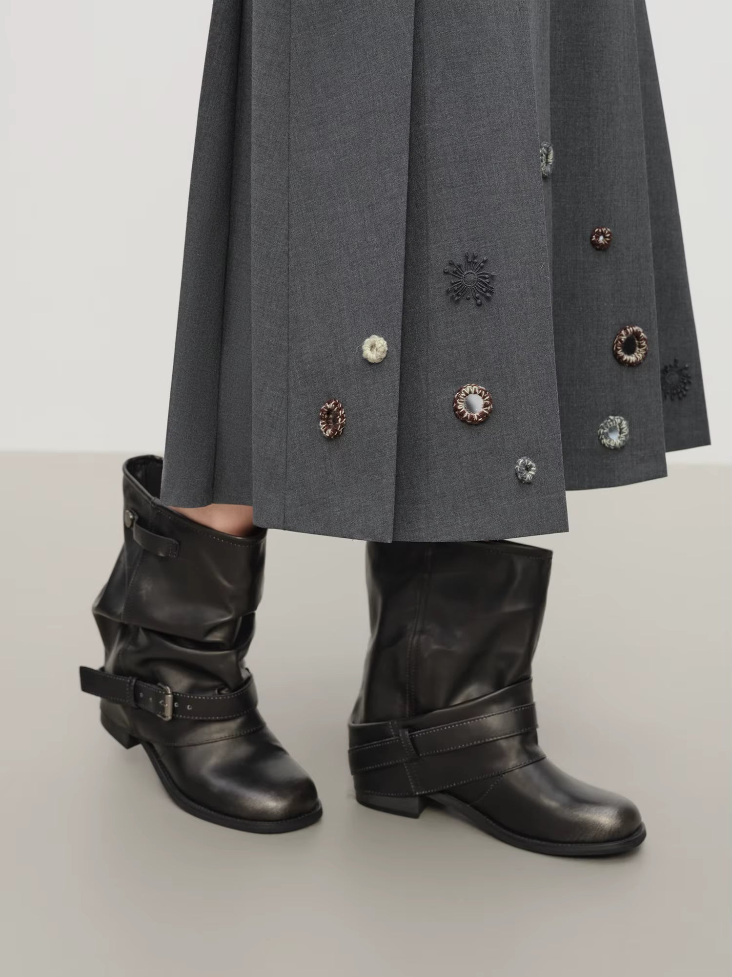 【Premium Series】 Winter 2025 Women's Academic Style Pleated Skirt - Hand-Embellished A-Line Mid-Length Skirt with High Waist
