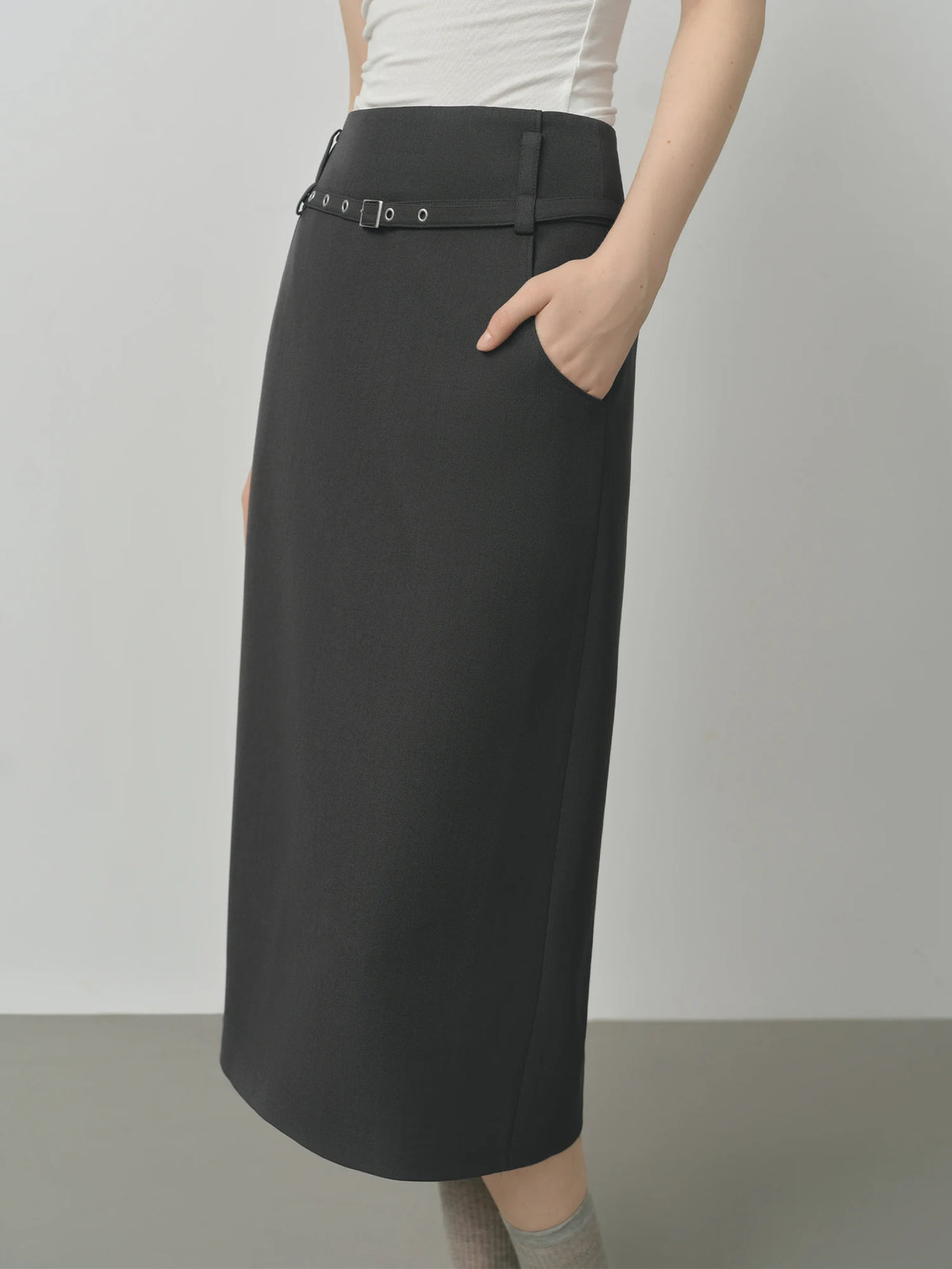 FSLE Dark Gray Retro Straight Skirt For Women Autumn 2025 New Arrival Minimal Temperament Commuting Office Chic Skirt