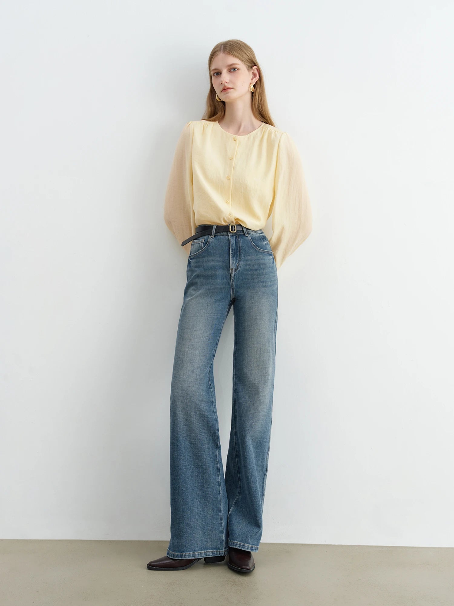 Plaid pattern – A classic and versatile print that adds visual interest.  Ruched detailing at the waist – Creates a flattering, cinched silhouette.  Flowy midi length with long sleeves – Offers modesty with a soft, feminine flow.