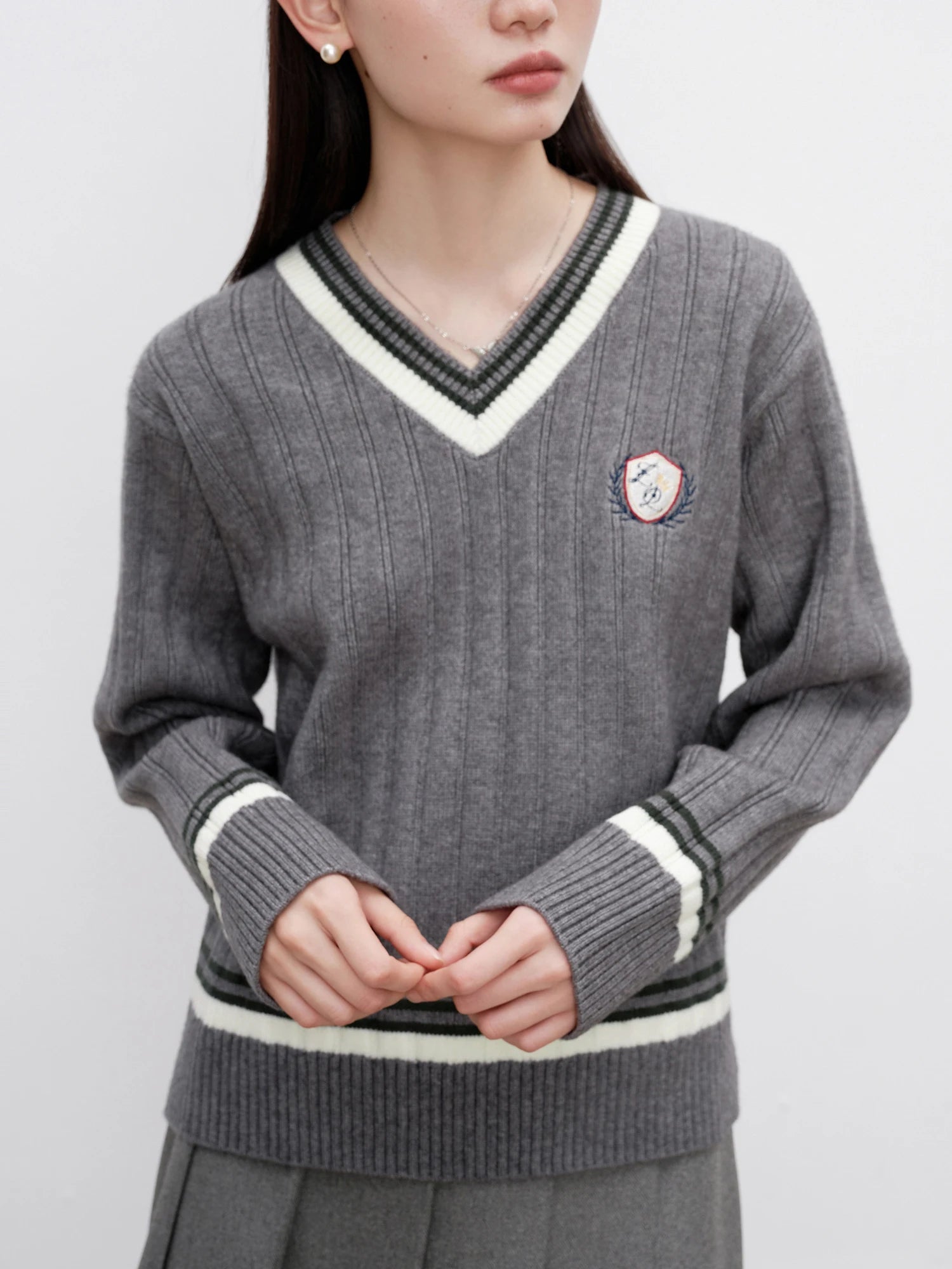 ZIQIAO Petite Size College Style V-neck Contrasting Color Pullover Knitted Sweater for Women 2024 Autumn Winter New Top