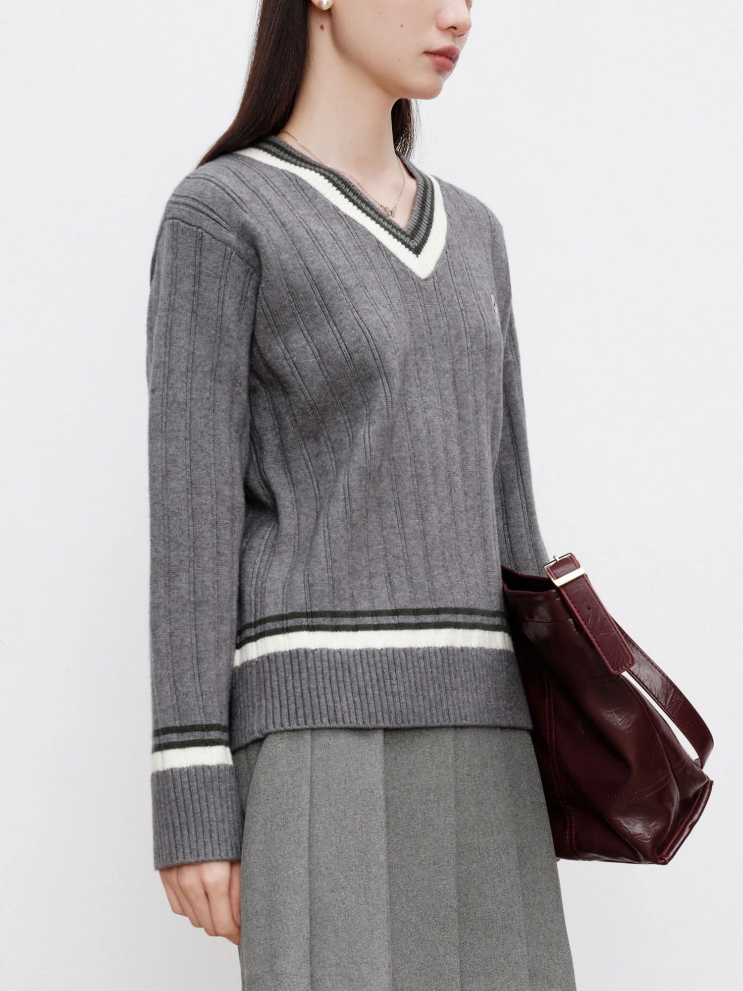 ZIQIAO Petite Size College Style V-neck Contrasting Color Pullover Knitted Sweater for Women 2024 Autumn Winter New Top
