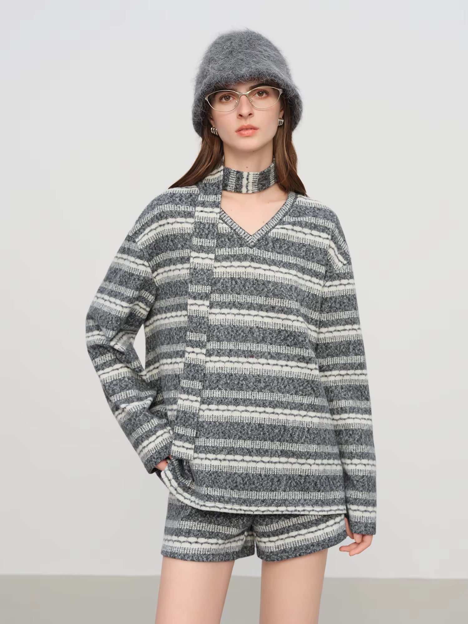 【Premium Series】temperament Striped V-neck Sweatshirt Suits Women's Winter 2025 New Style Shorts Sets Leisure