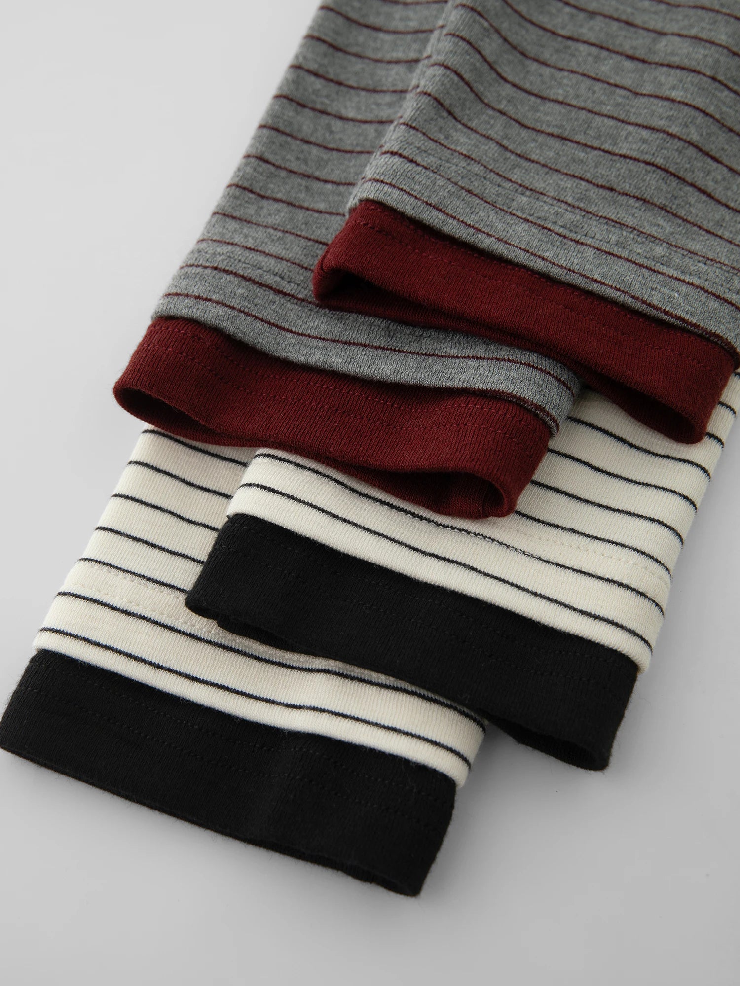 ZIQIAO 2025 New Autumn Petite Retro Contrast Stripe Knit T-Shirt Women's Black White Striped Top Round Neck Slim Fit Casual Tee