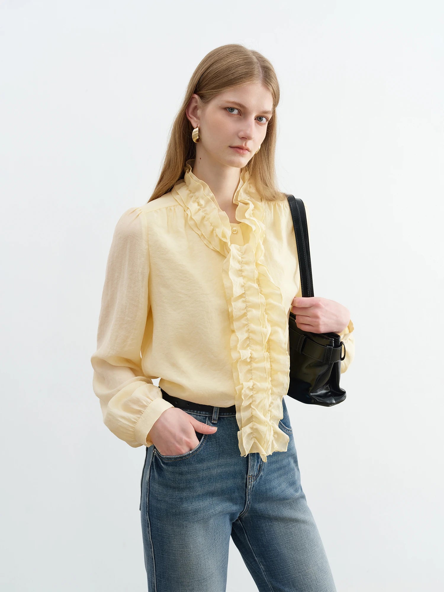 Plaid pattern – A classic and versatile print that adds visual interest.  Ruched detailing at the waist – Creates a flattering, cinched silhouette.  Flowy midi length with long sleeves – Offers modesty with a soft, feminine flow.