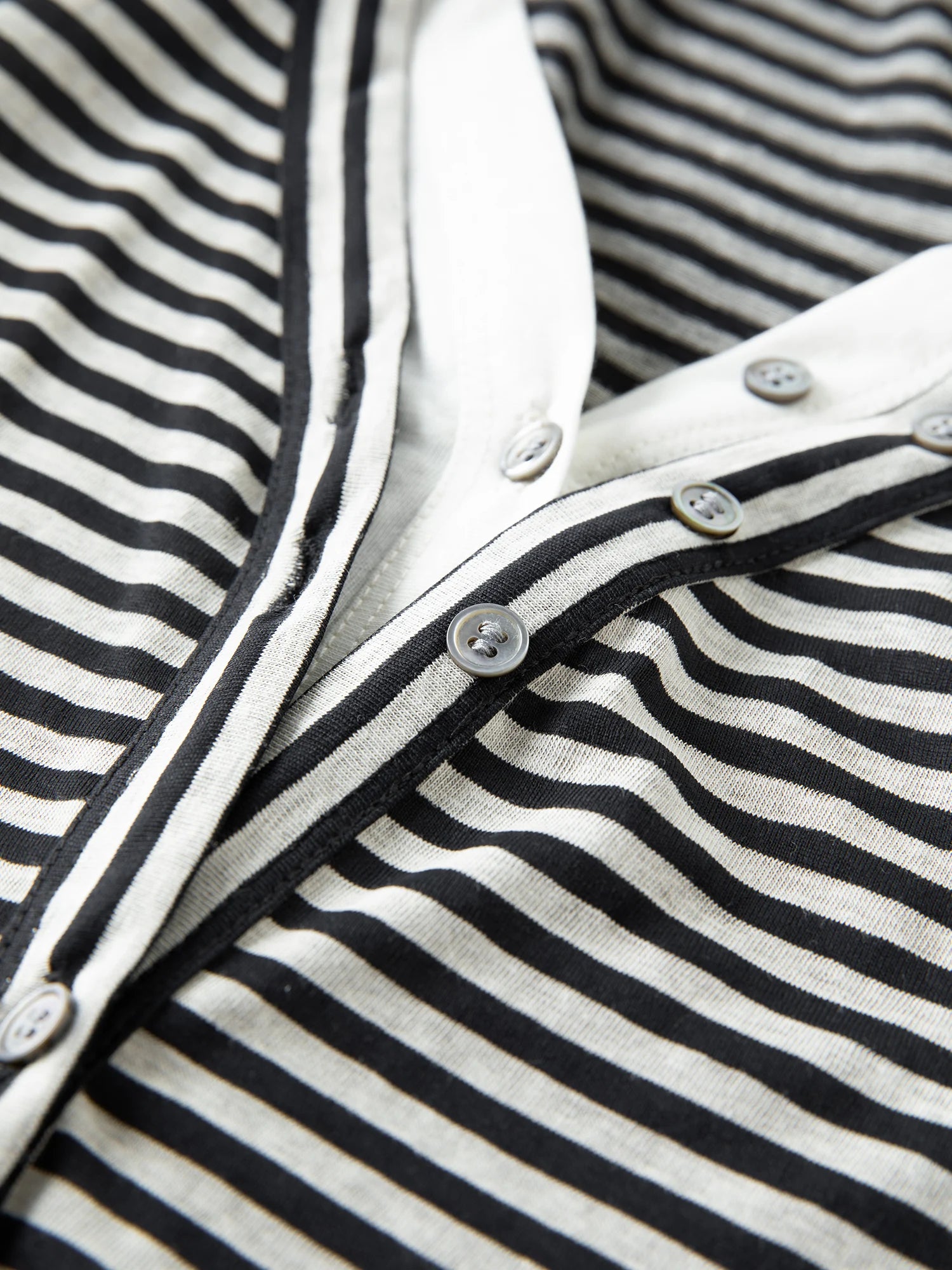 FSLE 2025 New Fake Two-piece Black White Striped V-neck Retro Long-sleeved T-shirt Women's Autumn 2025 New Chic Tops