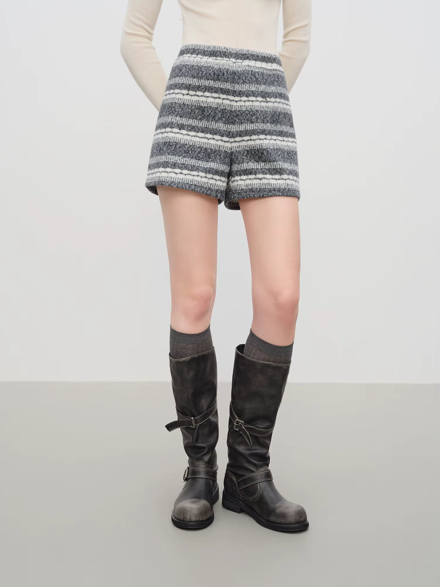 【Premium Series】temperament Striped V-neck Sweatshirt Suits Women's Winter 2025 New Style Shorts Sets Leisure