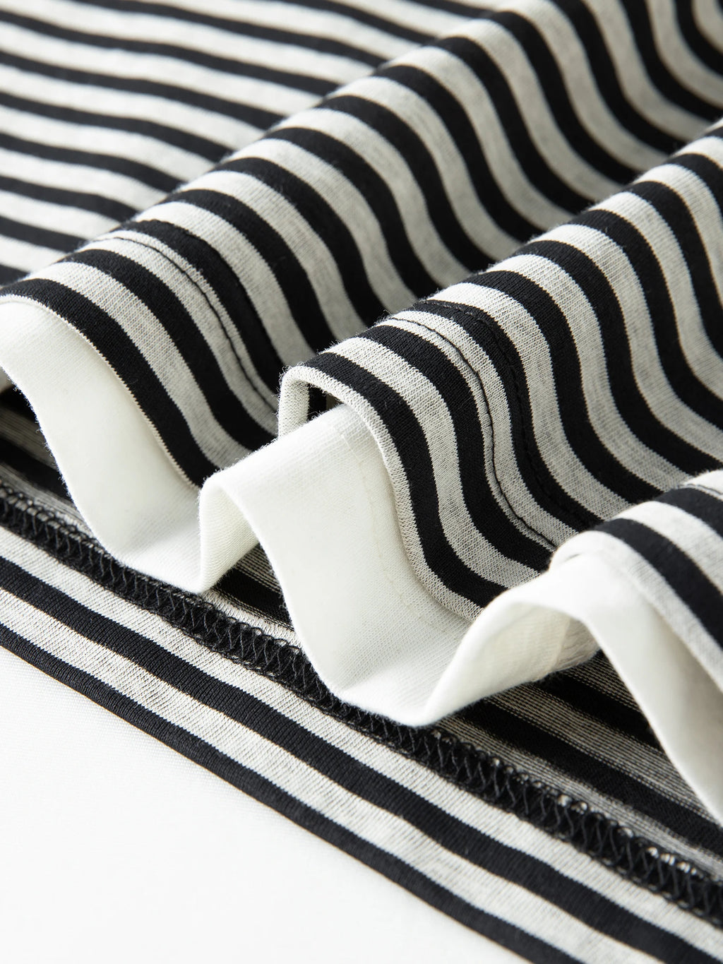 FSLE 2025 New Fake Two-piece Black White Striped V-neck Retro Long-sleeved T-shirt Women's Autumn 2025 New Chic Tops