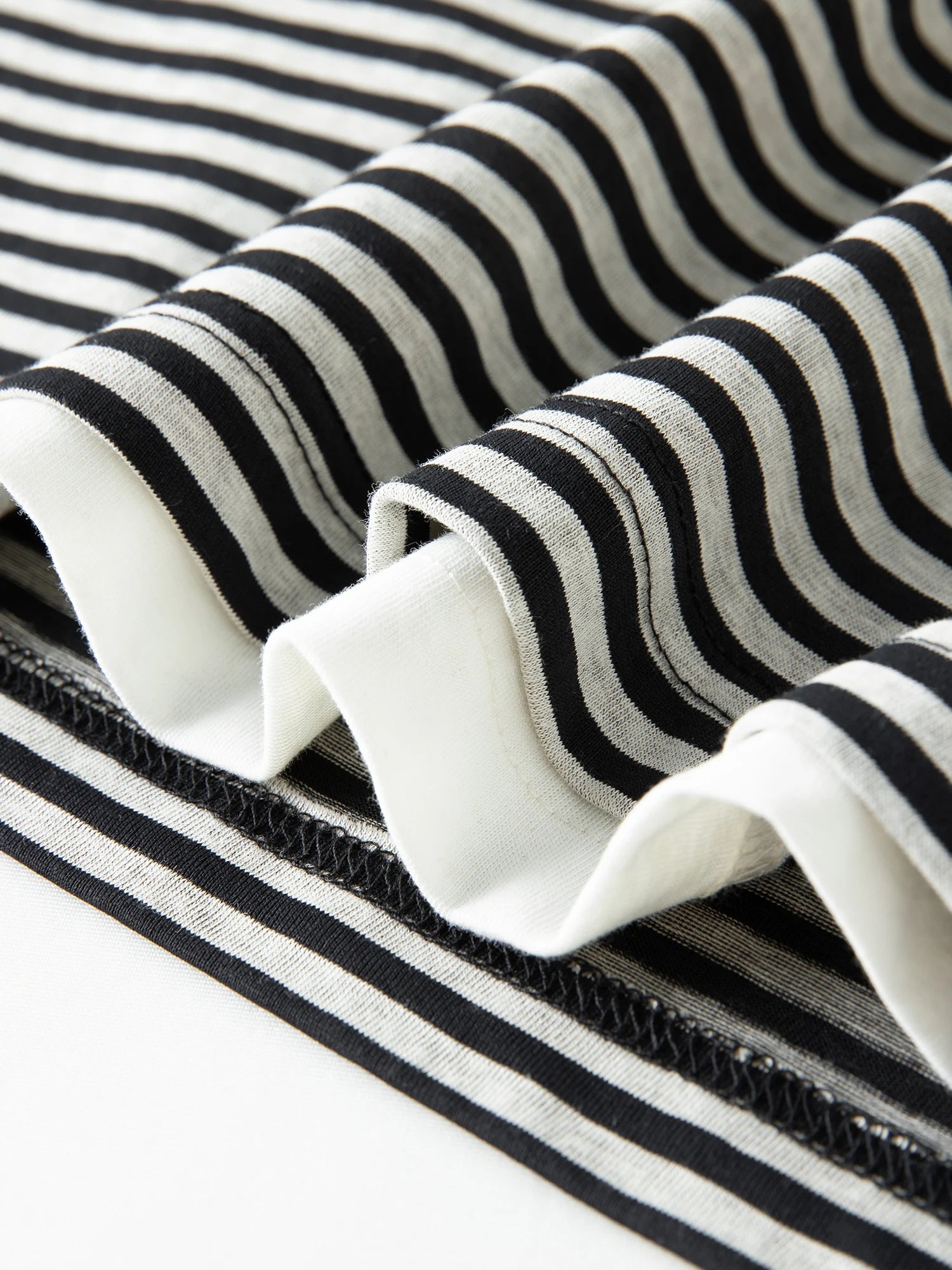 FSLE 2025 New Fake Two-piece Black White Striped V-neck Retro Long-sleeved T-shirt Women's Autumn 2025 New Chic Tops