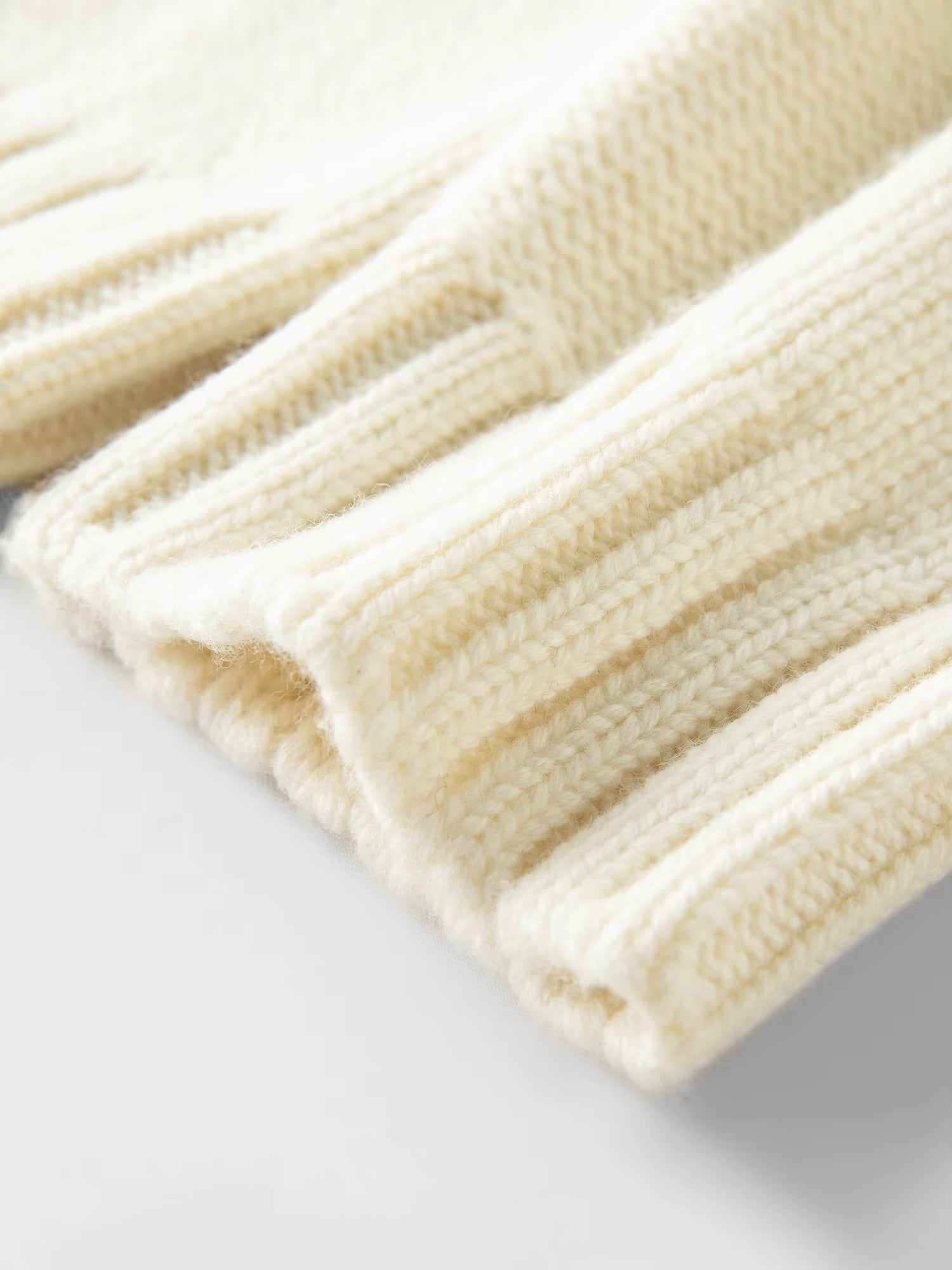 Premium Series】Women's Round Neck Fancy Knit Pullover Sweater - Elegant Commuter Style Winter Knitwear for Office