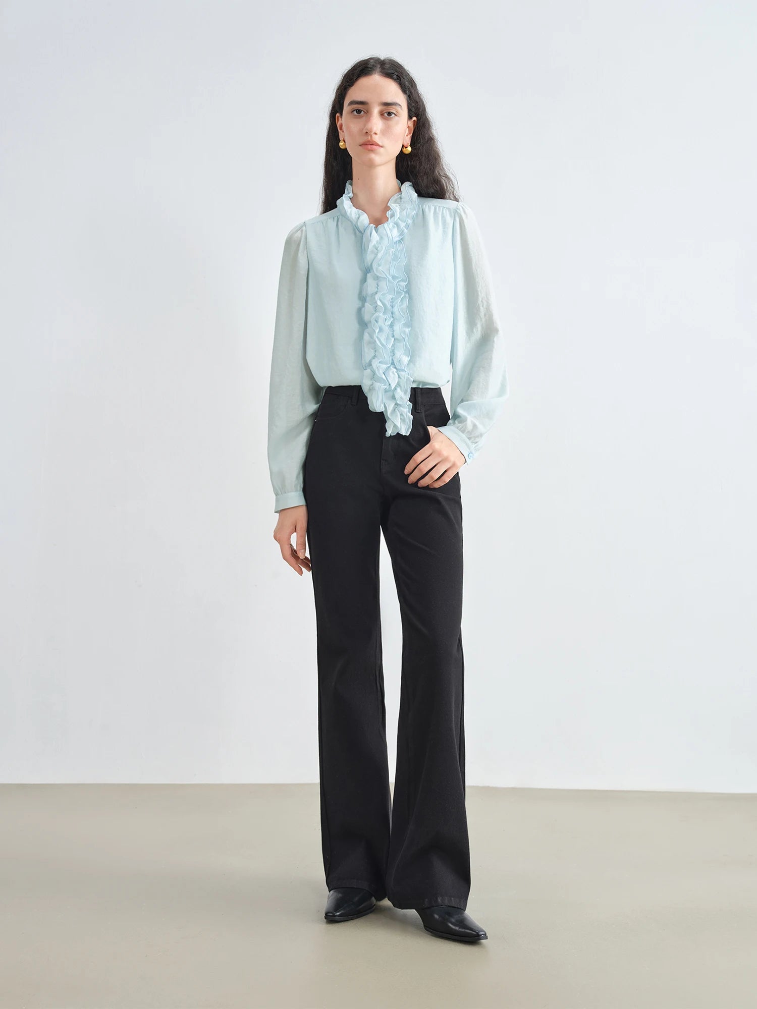 Plaid pattern – A classic and versatile print that adds visual interest.  Ruched detailing at the waist – Creates a flattering, cinched silhouette.  Flowy midi length with long sleeves – Offers modesty with a soft, feminine flow.