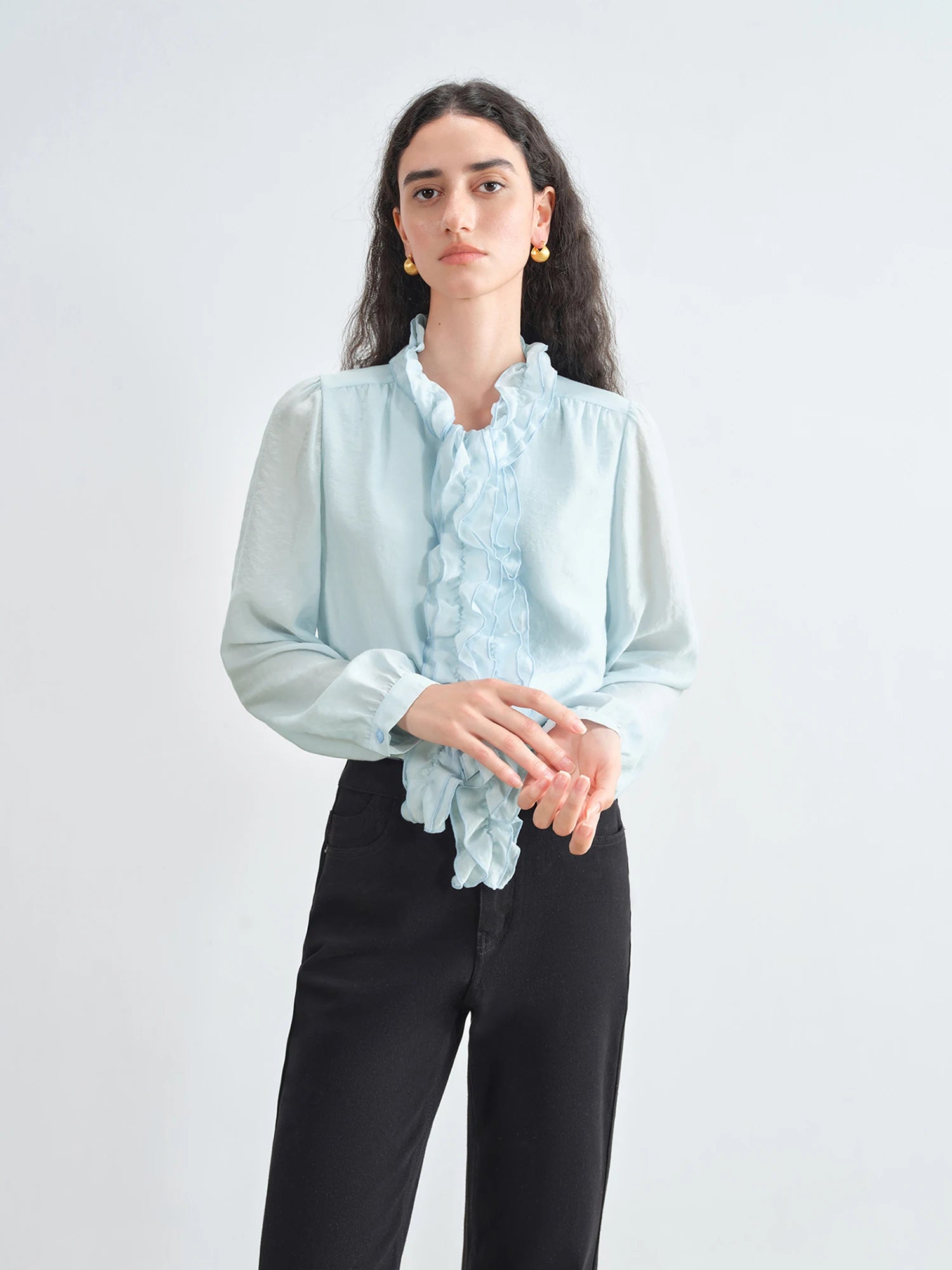 Plaid pattern – A classic and versatile print that adds visual interest.  Ruched detailing at the waist – Creates a flattering, cinched silhouette.  Flowy midi length with long sleeves – Offers modesty with a soft, feminine flow.