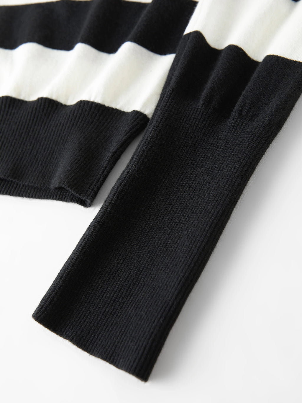 FSLE Black and White Striped Fake Two-piece Wool Sweater for Women 2025 Autumn New Style V-neck Loose Pullover Sweater