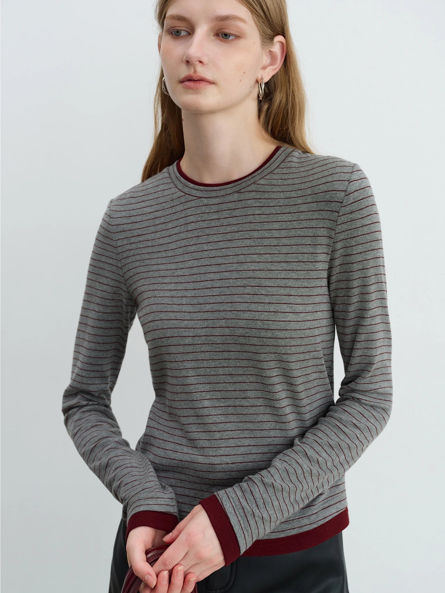 ZIQIAO 2025 New Autumn Petite Retro Contrast Stripe Knit T-Shirt Women's Black White Striped Top Round Neck Slim Fit Casual Tee