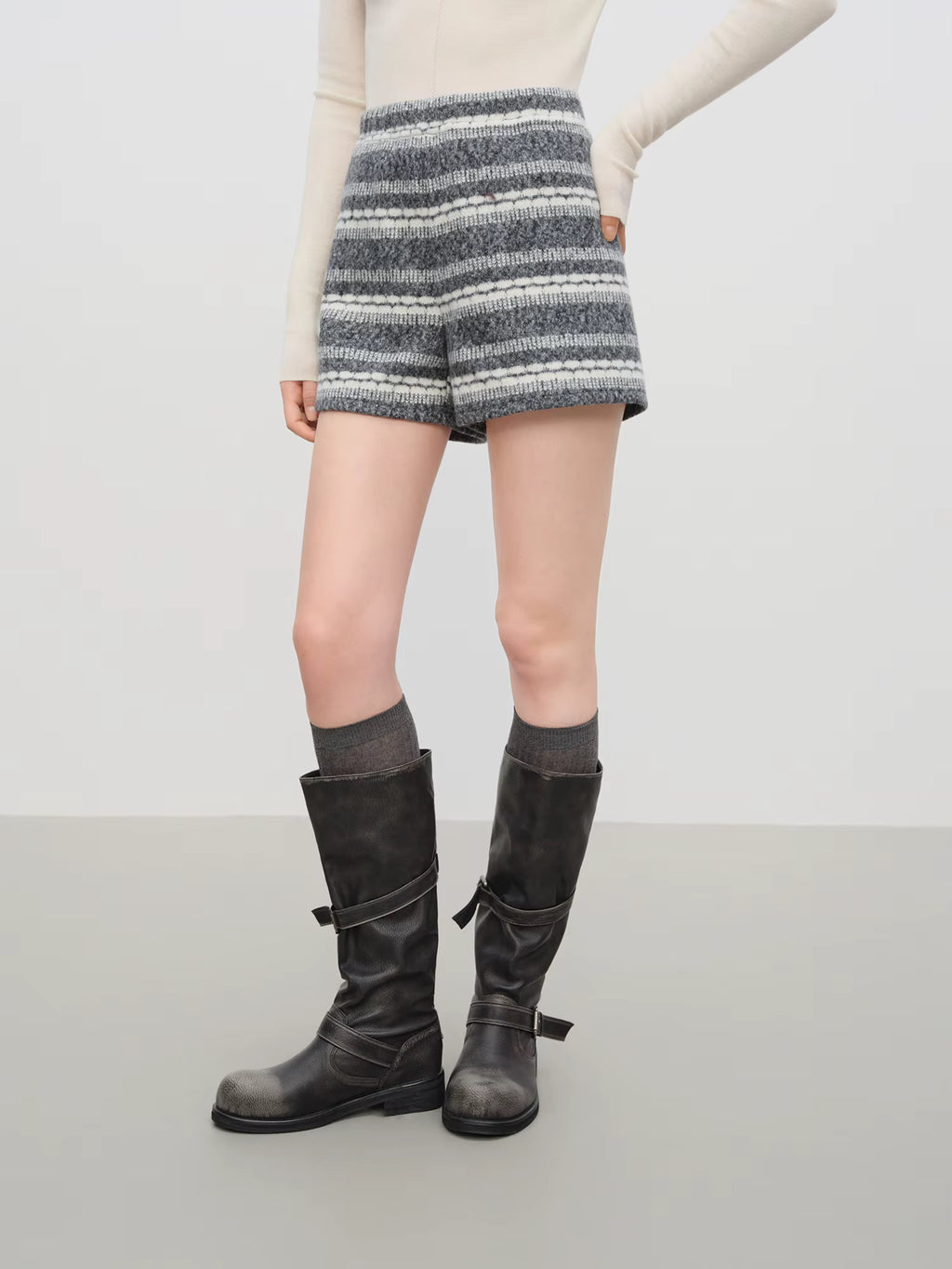 【Premium Series】temperament Striped V-neck Sweatshirt Suits Women's Winter 2025 New Style Shorts Sets Leisure