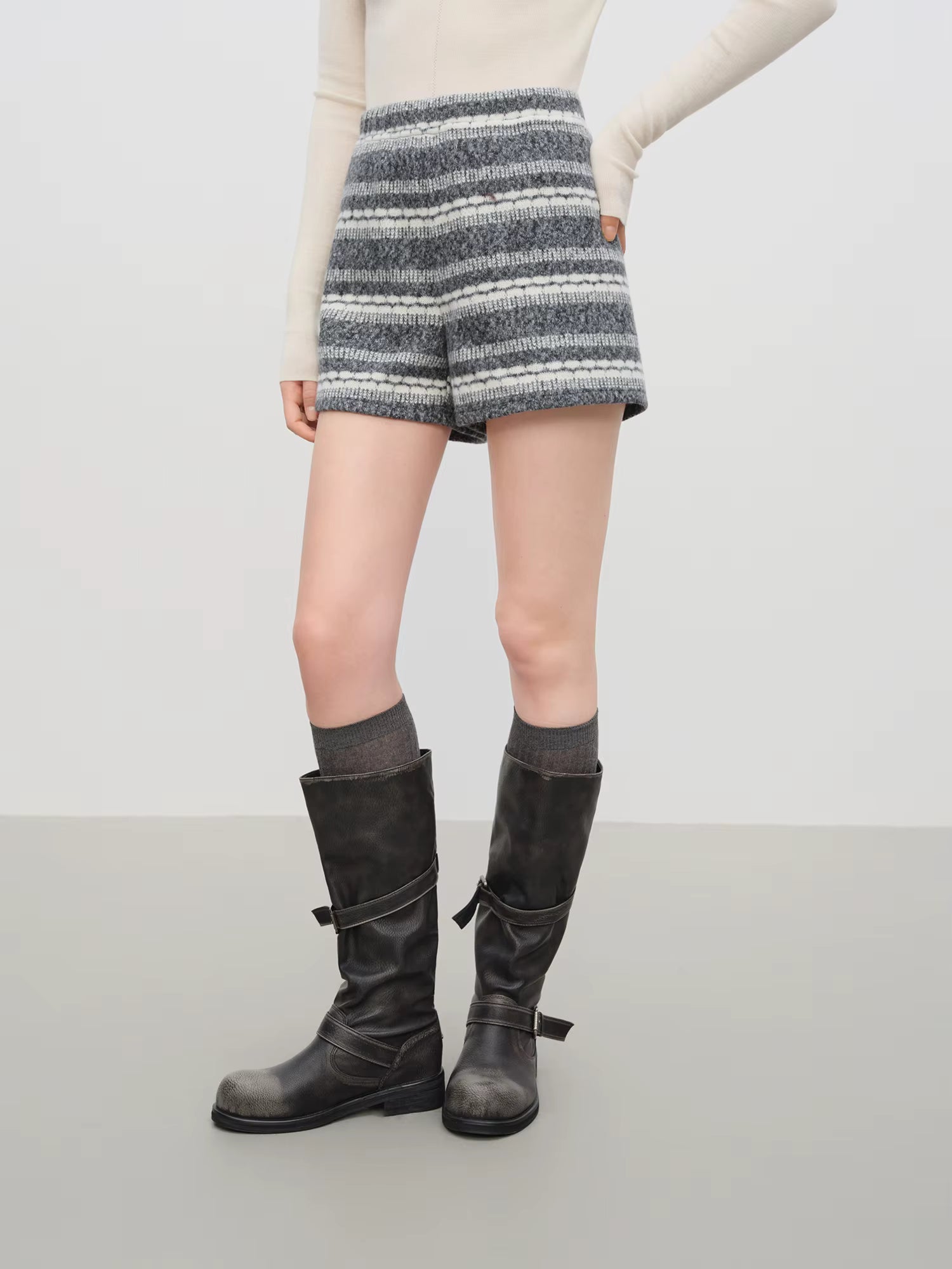 【Premium Series】temperament Striped V-neck Sweatshirt Suits Women's Winter 2025 New Style Shorts Sets Leisure
