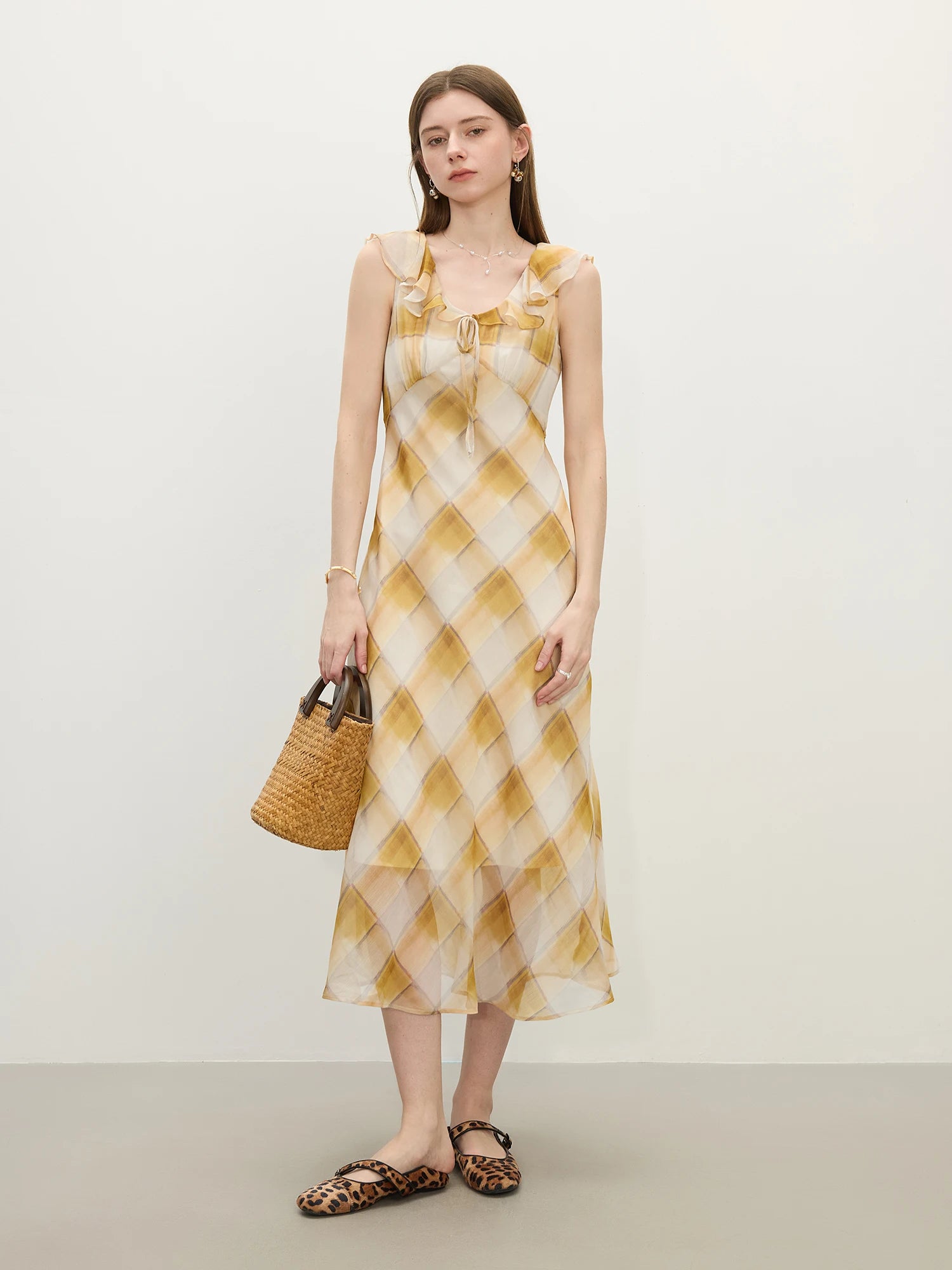 FSLE French Retro Checkered Ruffled Dress for Women 2025 Summer New Arrival U-Neck Slimming Silhouette