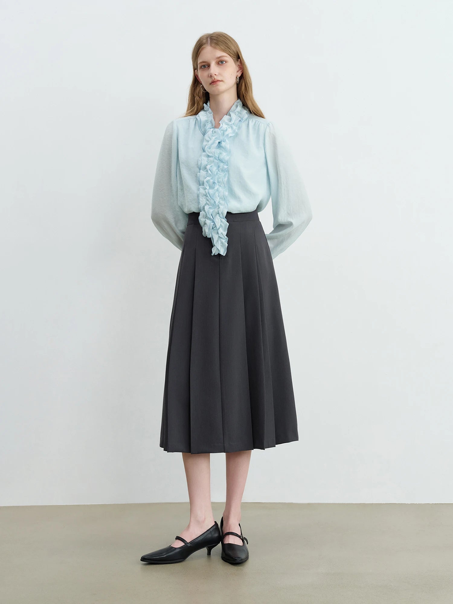 Plaid pattern – A classic and versatile print that adds visual interest.  Ruched detailing at the waist – Creates a flattering, cinched silhouette.  Flowy midi length with long sleeves – Offers modesty with a soft, feminine flow.