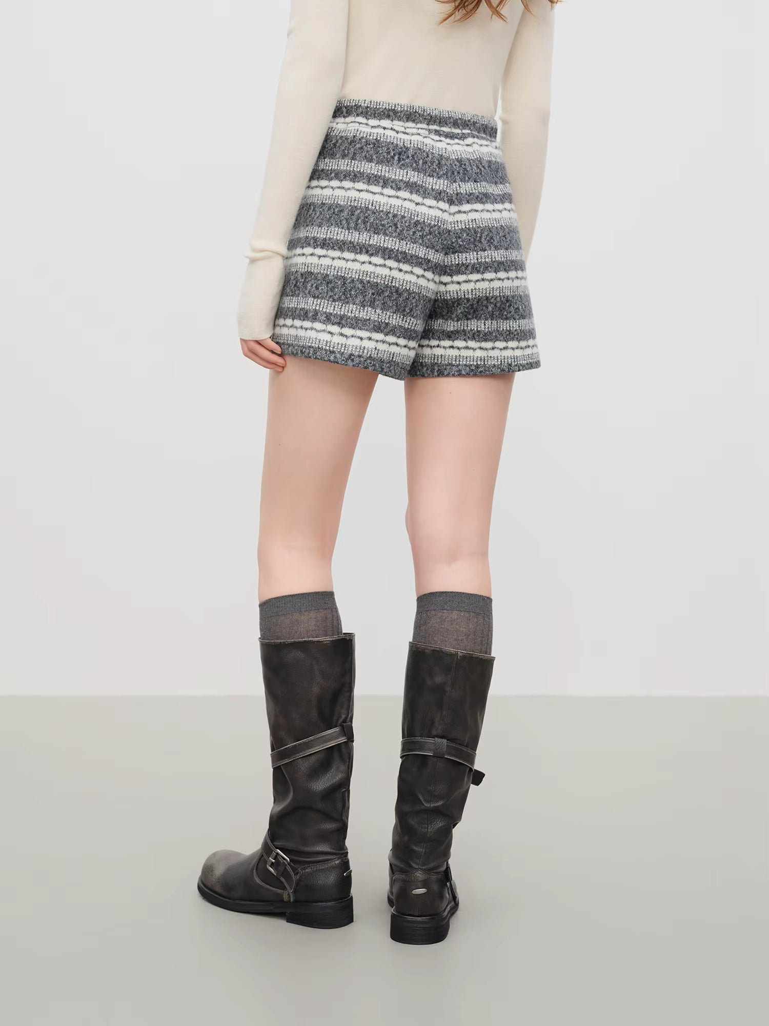 【Premium Series】temperament Striped V-neck Sweatshirt Suits Women's Winter 2025 New Style Shorts Sets Leisure