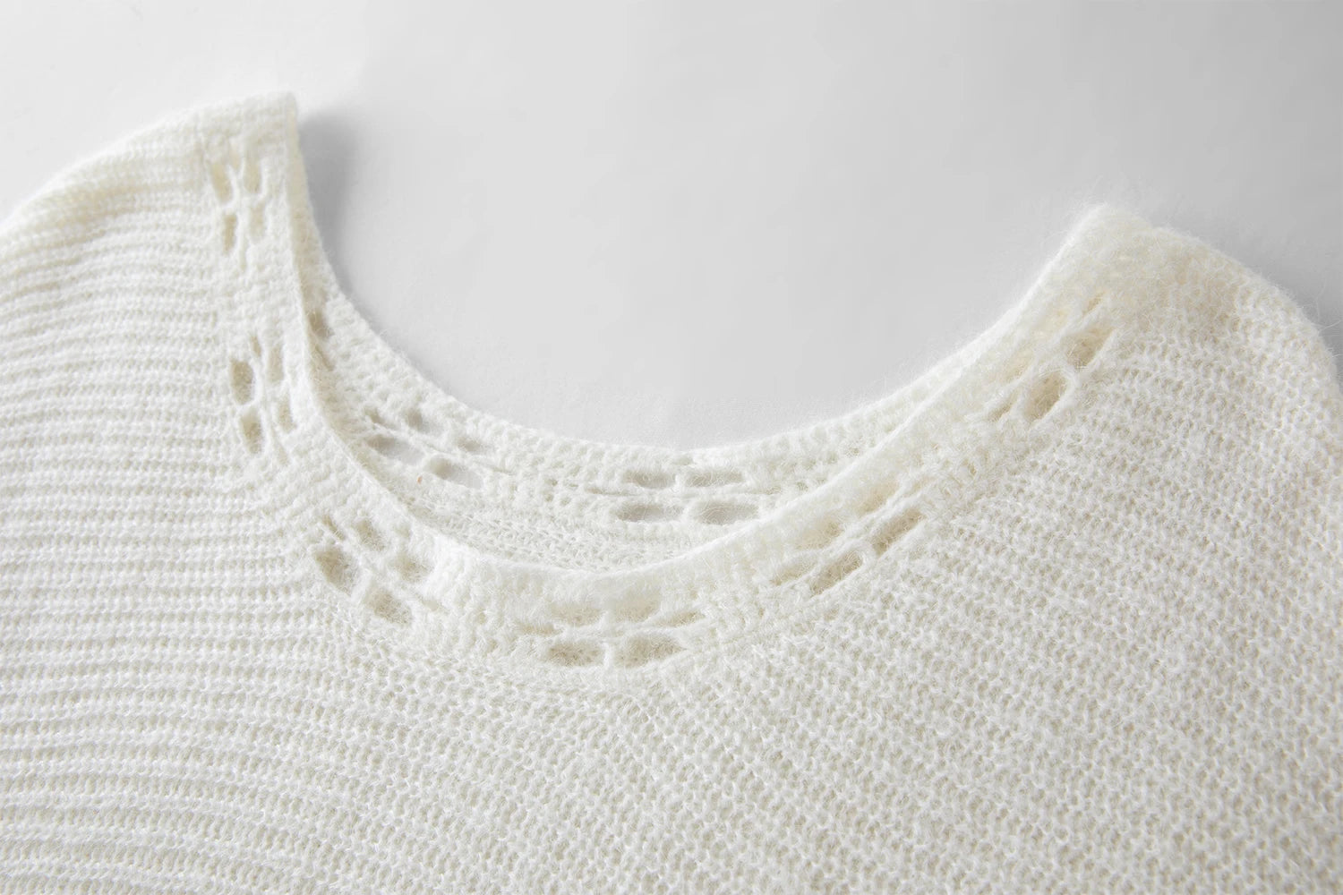 Plus Size Women Cloud Freedom Laid Back Style Cut Out Crochet Round Neckline Knit Sweater Autumn 2025 New Pullovers