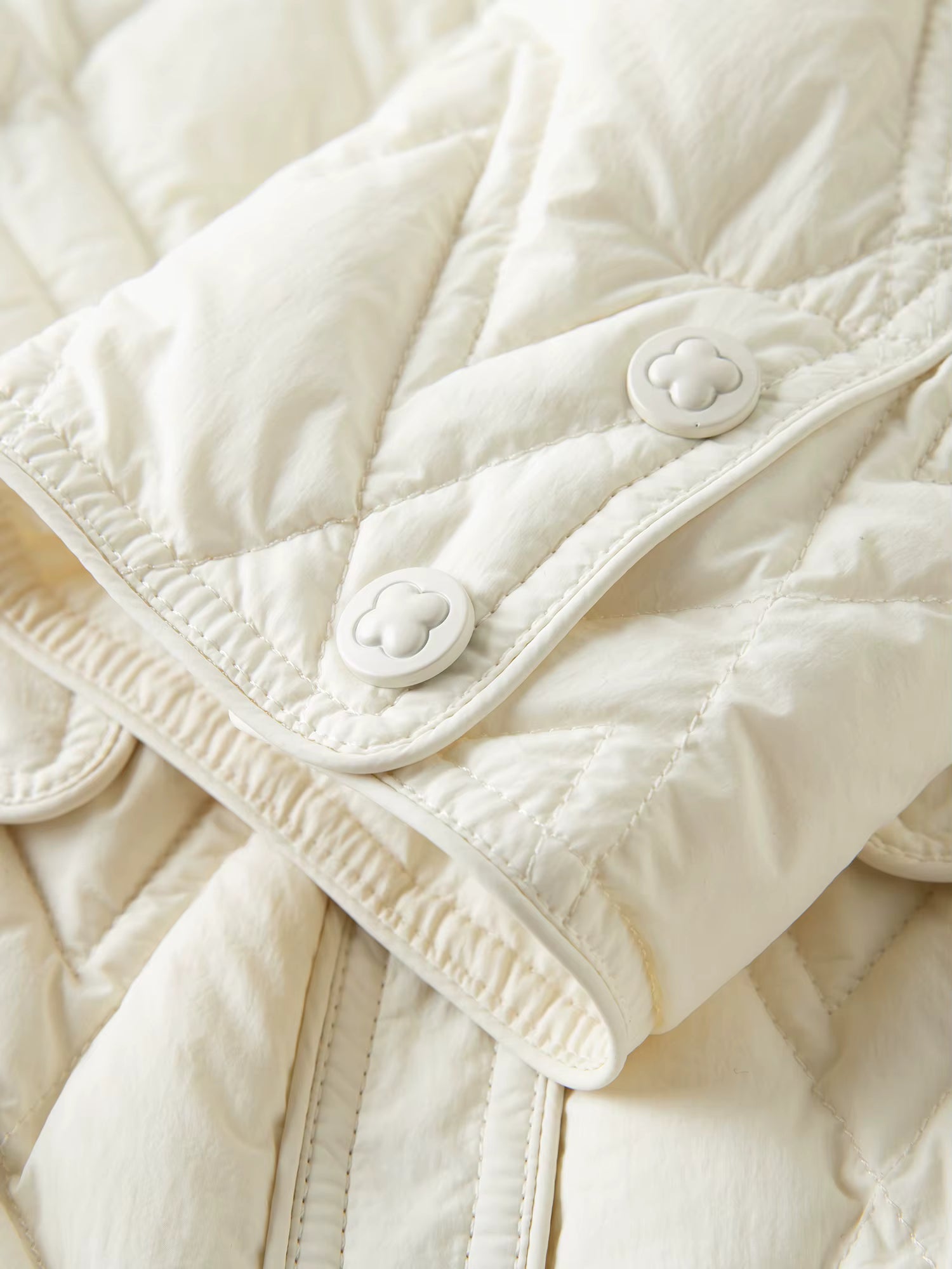Plus Size Women's Cream Quilted Down Coat with Crochet Lace Collar Winter 2025 Fashion Warm Short Puffer Jacket Outerwear