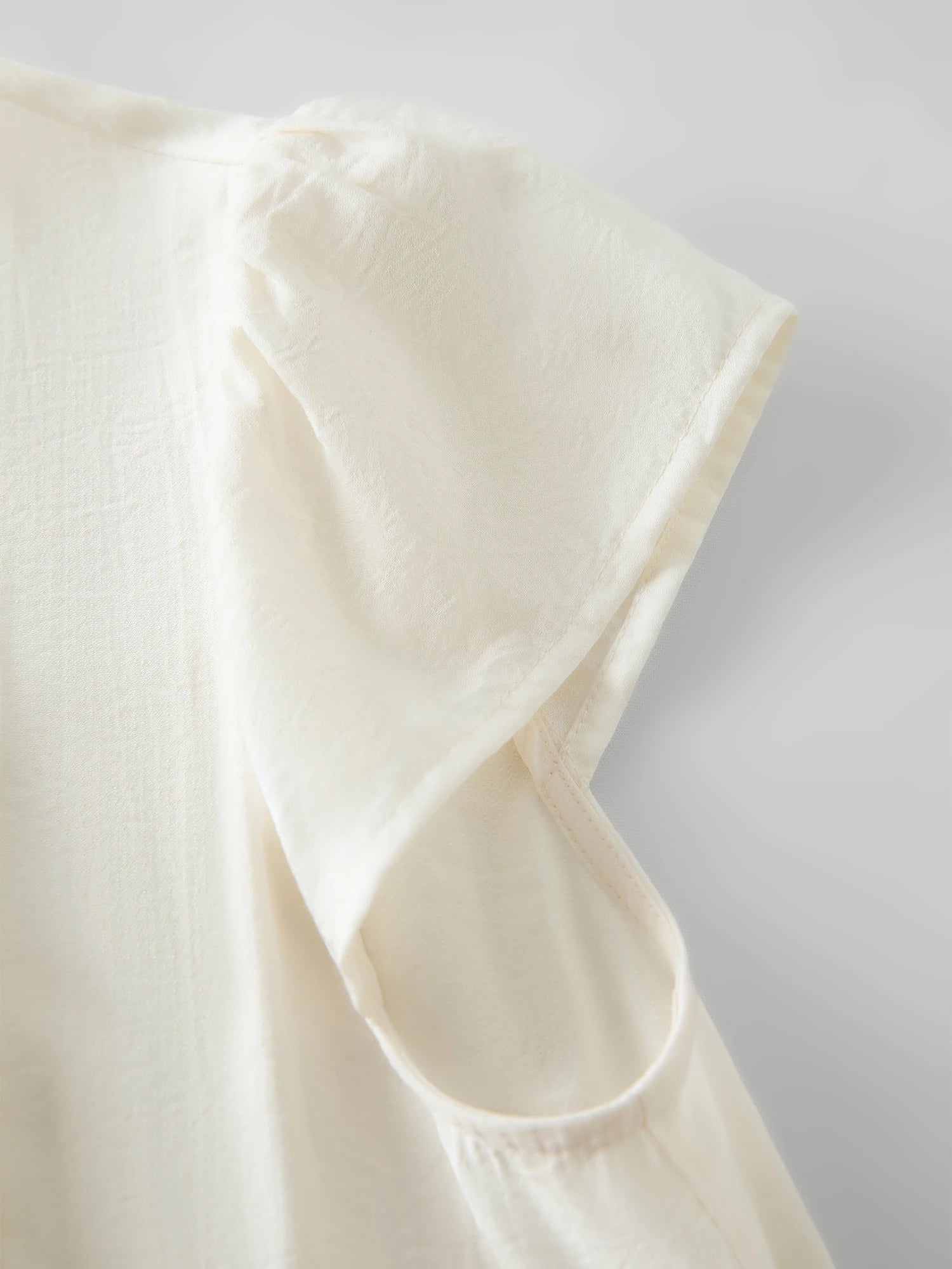 FSLE Ruffled V-neck Shirt for Women 2025 Summer New Arrival Elegant Temperament Commuting Flying Sleeve Slim Chic Top