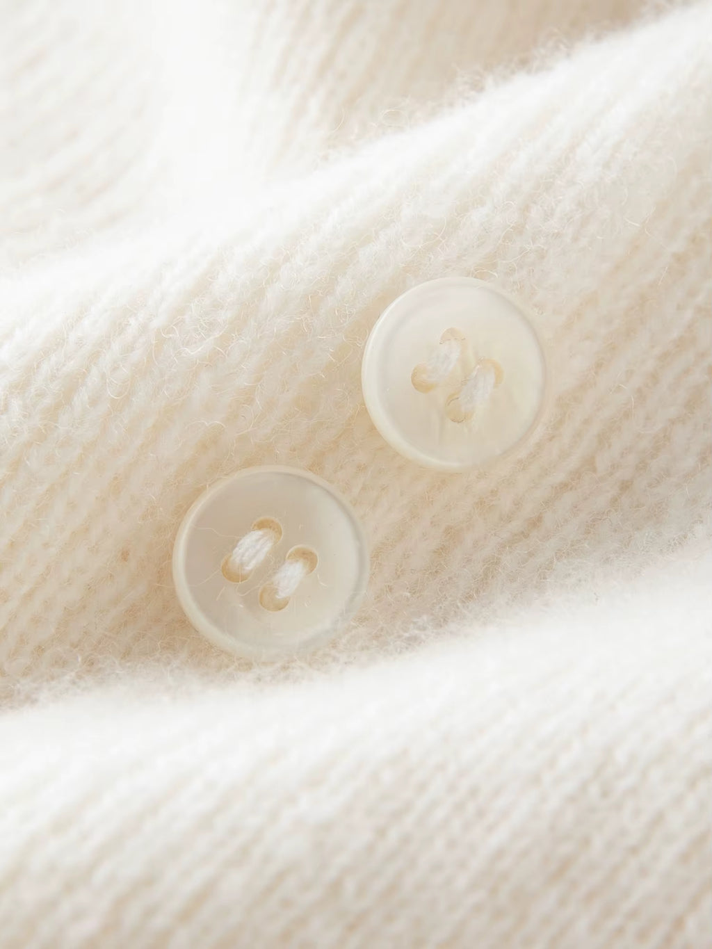 Plus-Size Women Lace-Trimmed Mesh V-Neck Knit Sweater with Wool Blend Winter 2025 New Arrival Heartbeat Signal Collection