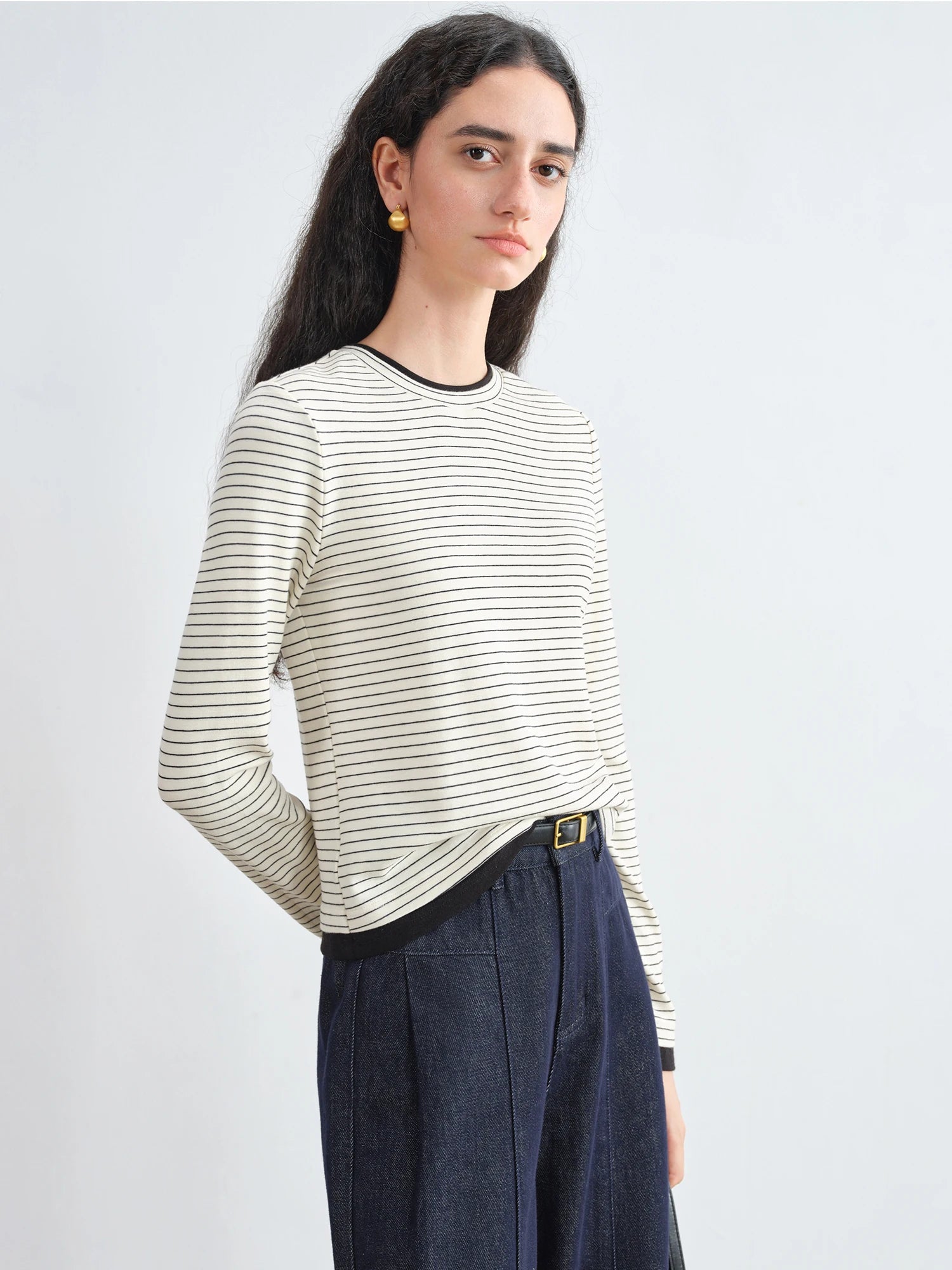 ZIQIAO 2025 New Autumn Petite Retro Contrast Stripe Knit T-Shirt Women's Black White Striped Top Round Neck Slim Fit Casual Tee
