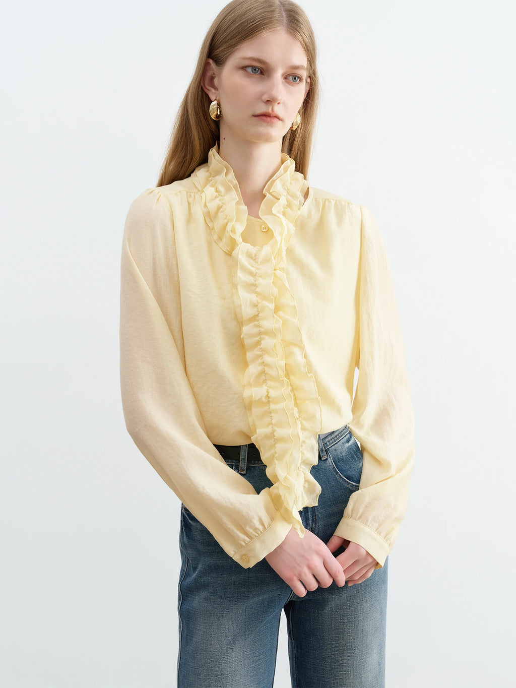 Plaid pattern – A classic and versatile print that adds visual interest.  Ruched detailing at the waist – Creates a flattering, cinched silhouette.  Flowy midi length with long sleeves – Offers modesty with a soft, feminine flow.