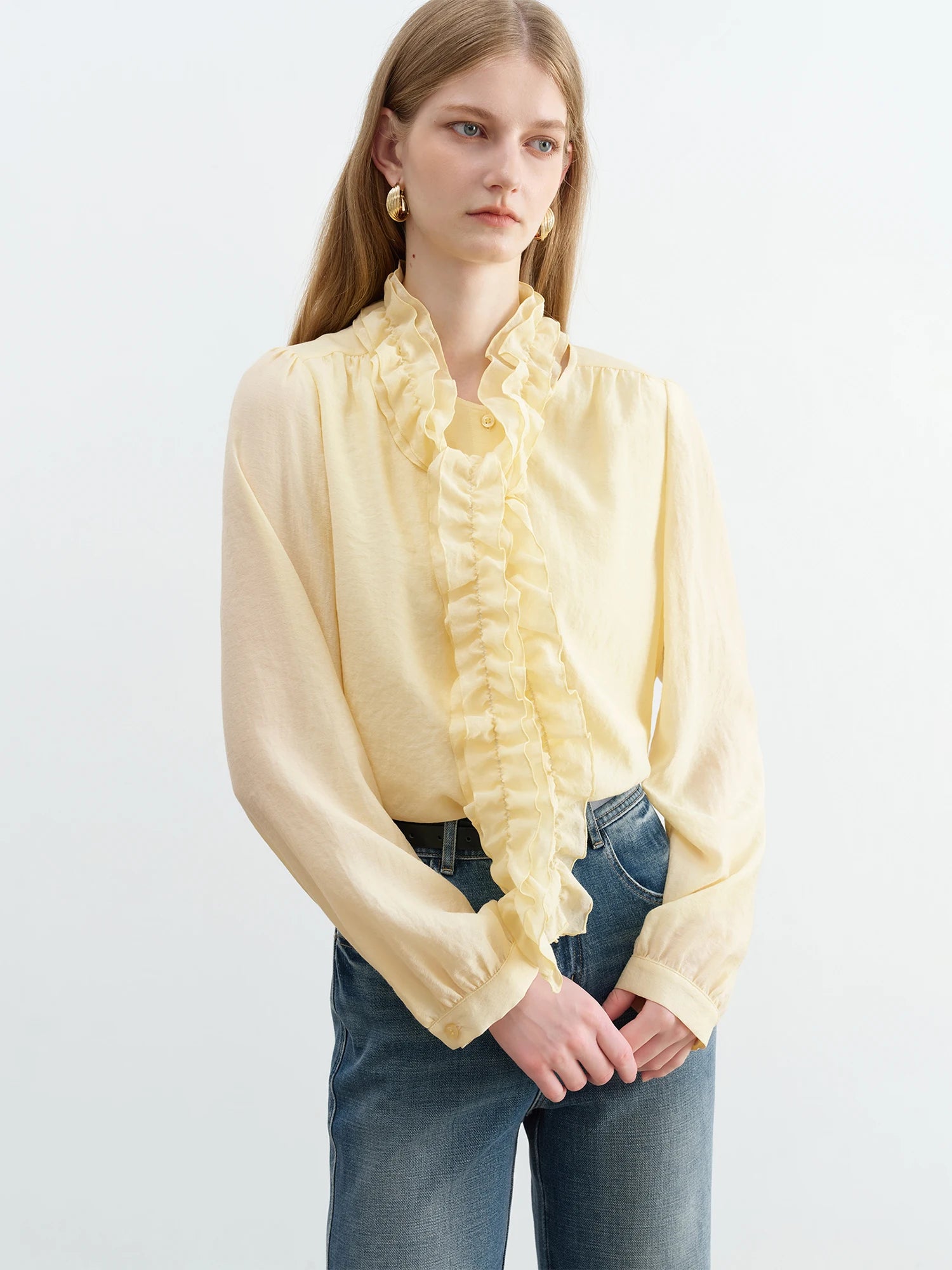 Plaid pattern – A classic and versatile print that adds visual interest.  Ruched detailing at the waist – Creates a flattering, cinched silhouette.  Flowy midi length with long sleeves – Offers modesty with a soft, feminine flow.