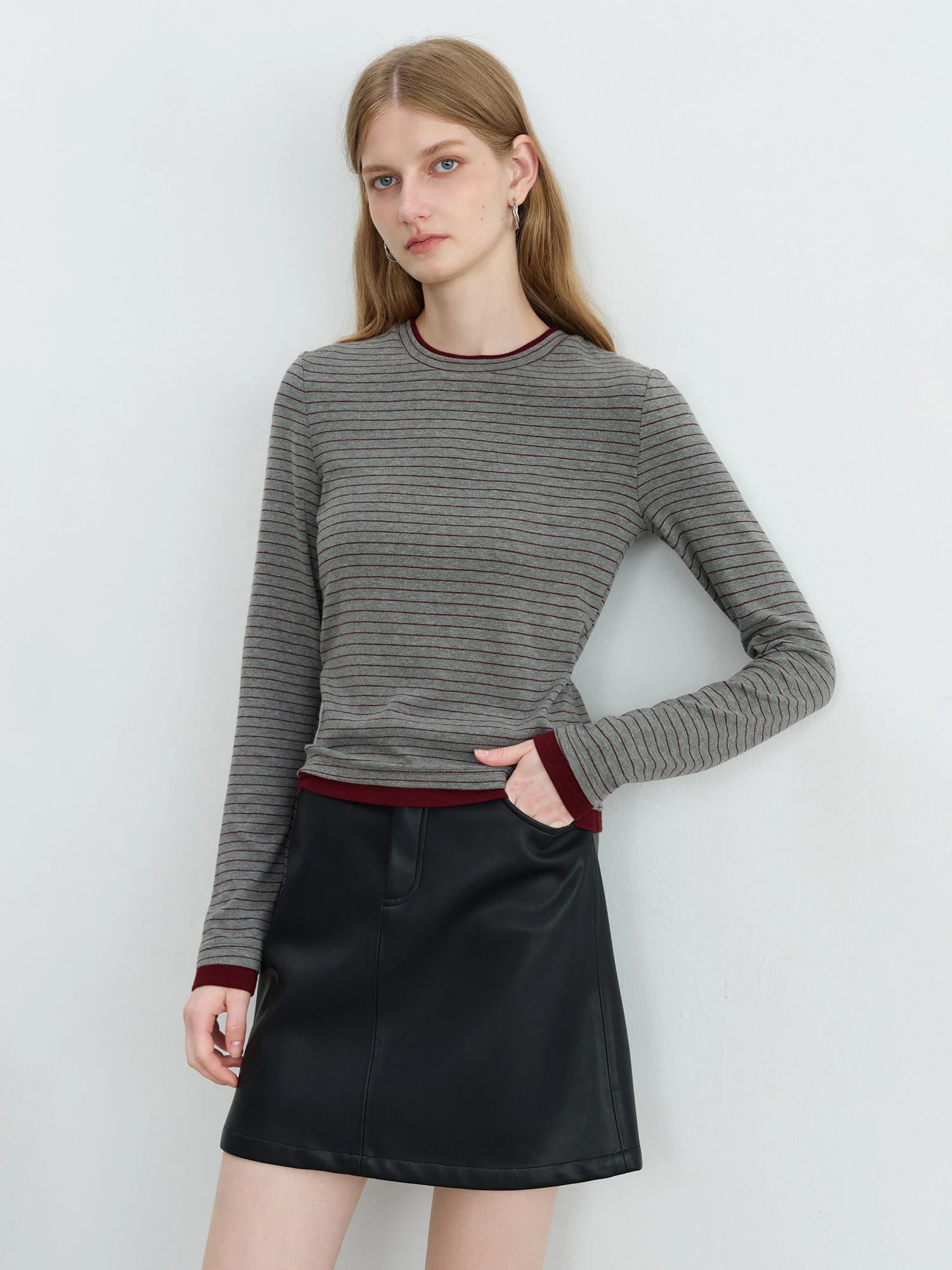 ZIQIAO 2025 New Autumn Petite Retro Contrast Stripe Knit T-Shirt Women's Black White Striped Top Round Neck Slim Fit Casual Tee