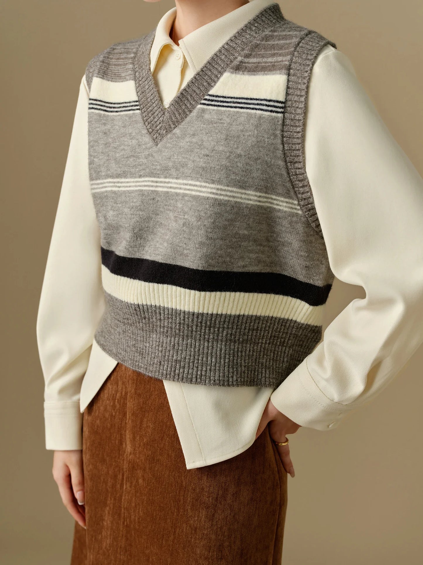 DUSHU Women Knitted Vests V-Neck Commuter Short Female Vest Stripe Grey 2024 Winter New Sleeveless Knit Tops 24DS84112