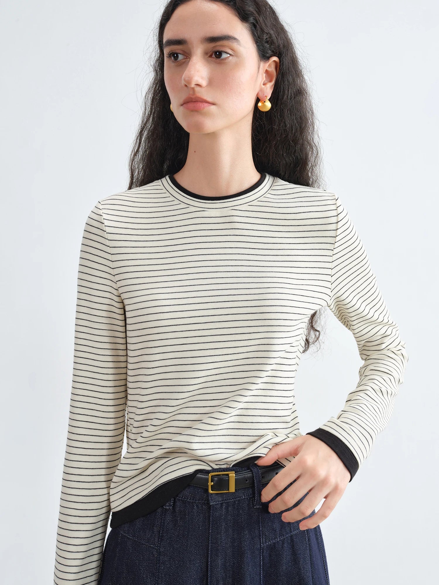 ZIQIAO 2025 New Autumn Petite Retro Contrast Stripe Knit T-Shirt Women's Black White Striped Top Round Neck Slim Fit Casual Tee