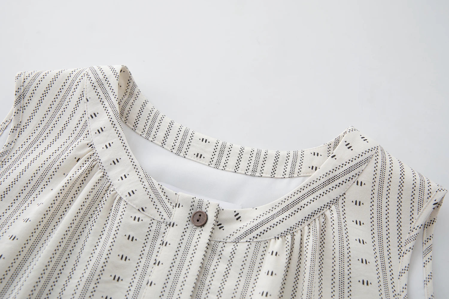 ZIQIAO Petite Boho Style Resort Sleeveless Dress - Women 2025 Summer New Arrival O Neck Slimming Waist-cinching A-line
