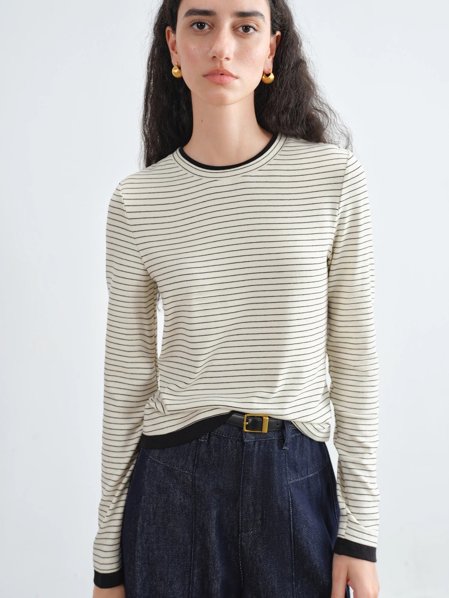 ZIQIAO 2025 New Autumn Petite Retro Contrast Stripe Knit T-Shirt Women's Black White Striped Top Round Neck Slim Fit Casual Tee