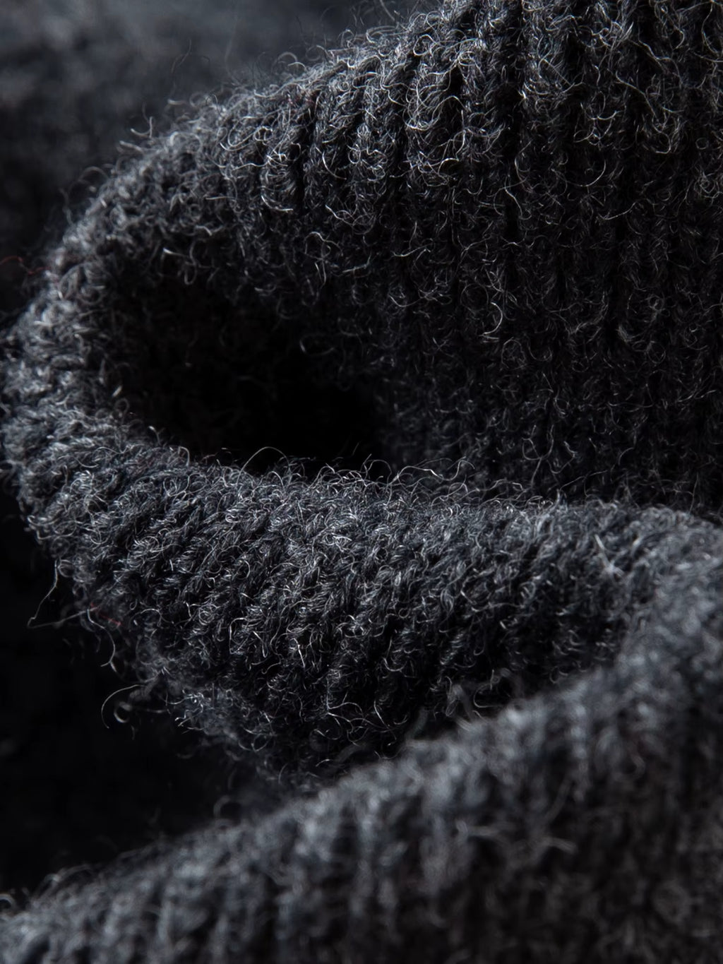 Plus-Size Women Lace-Trimmed Mesh V-Neck Knit Sweater with Wool Blend Winter 2025 New Arrival Heartbeat Signal Collection