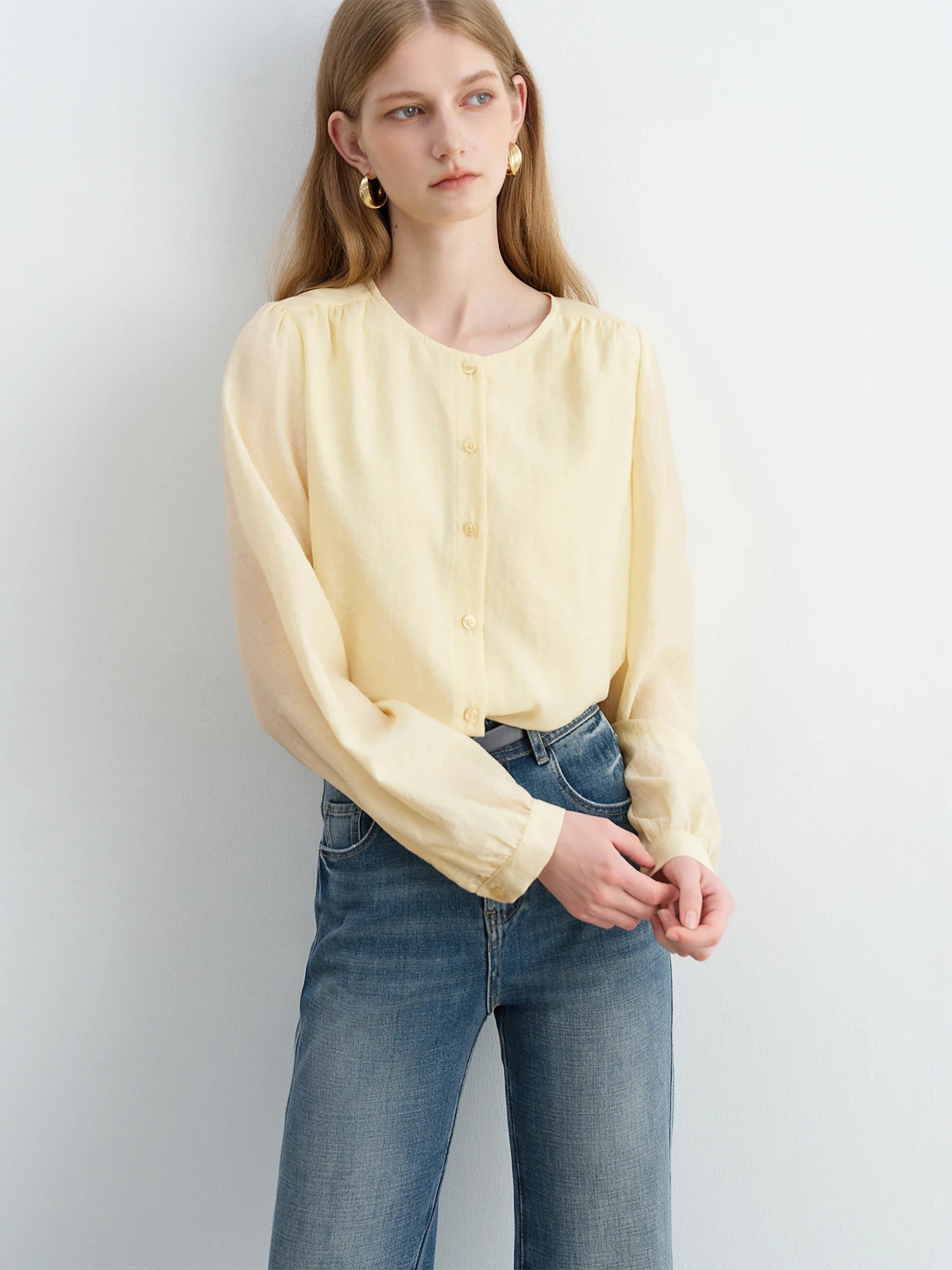 Plaid pattern – A classic and versatile print that adds visual interest.  Ruched detailing at the waist – Creates a flattering, cinched silhouette.  Flowy midi length with long sleeves – Offers modesty with a soft, feminine flow.