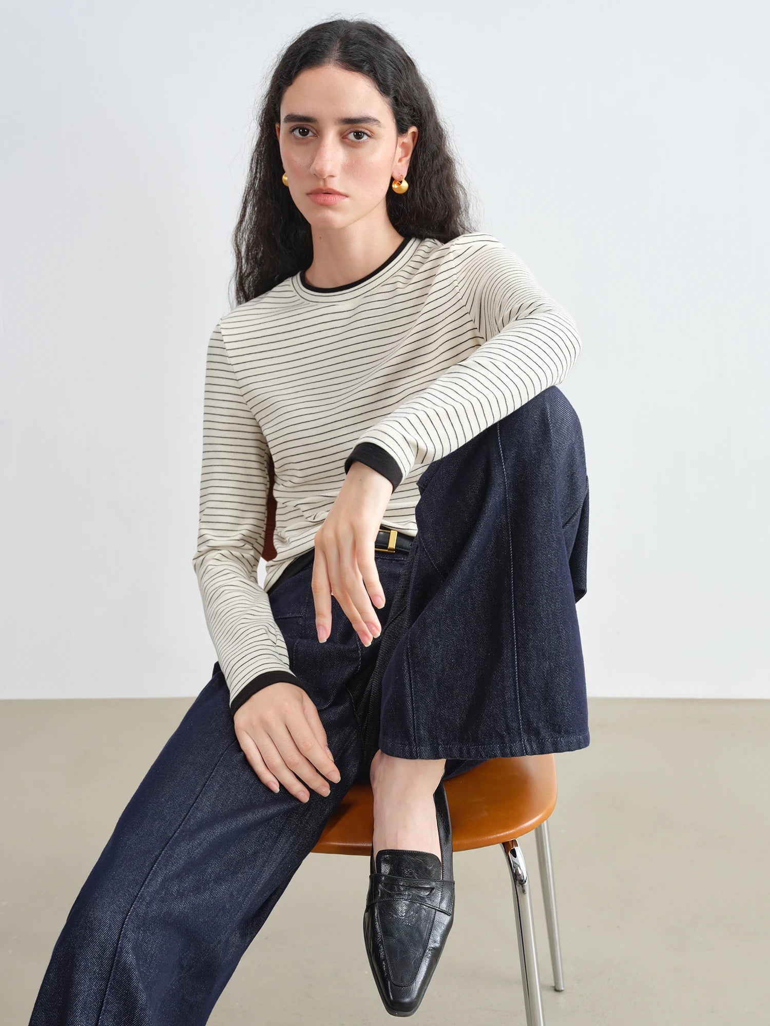 ZIQIAO 2025 New Autumn Petite Retro Contrast Stripe Knit T-Shirt Women's Black White Striped Top Round Neck Slim Fit Casual Tee