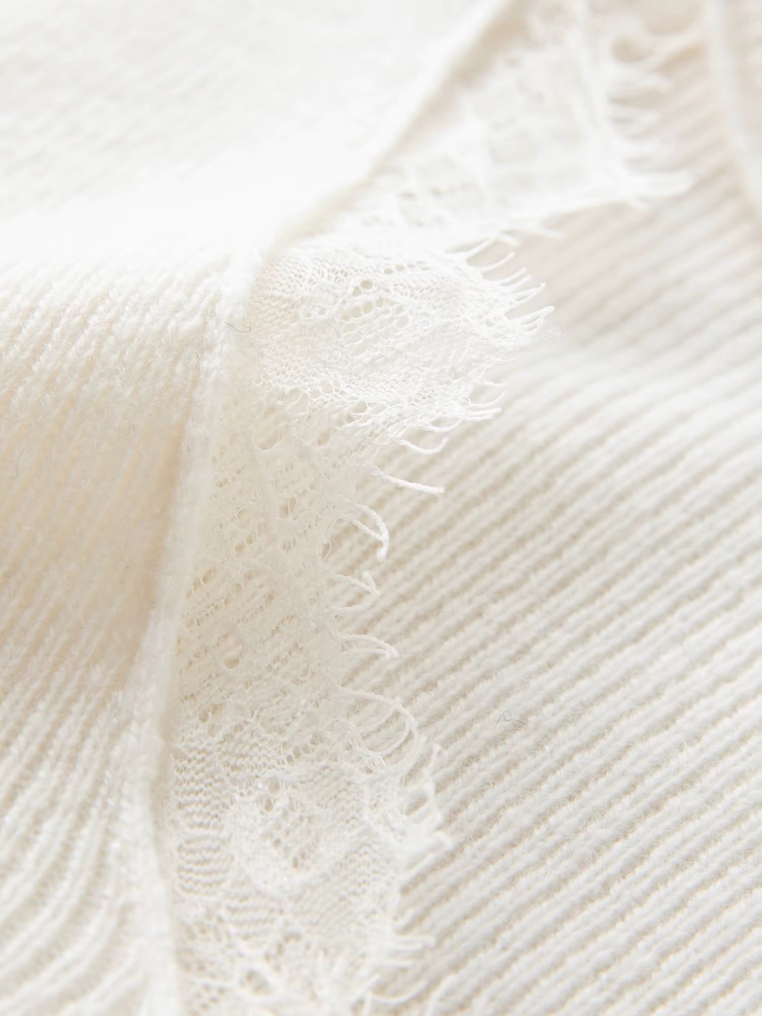 Plus-Size Women Lace-Trimmed Mesh V-Neck Knit Sweater with Wool Blend Winter 2025 New Arrival Heartbeat Signal Collection