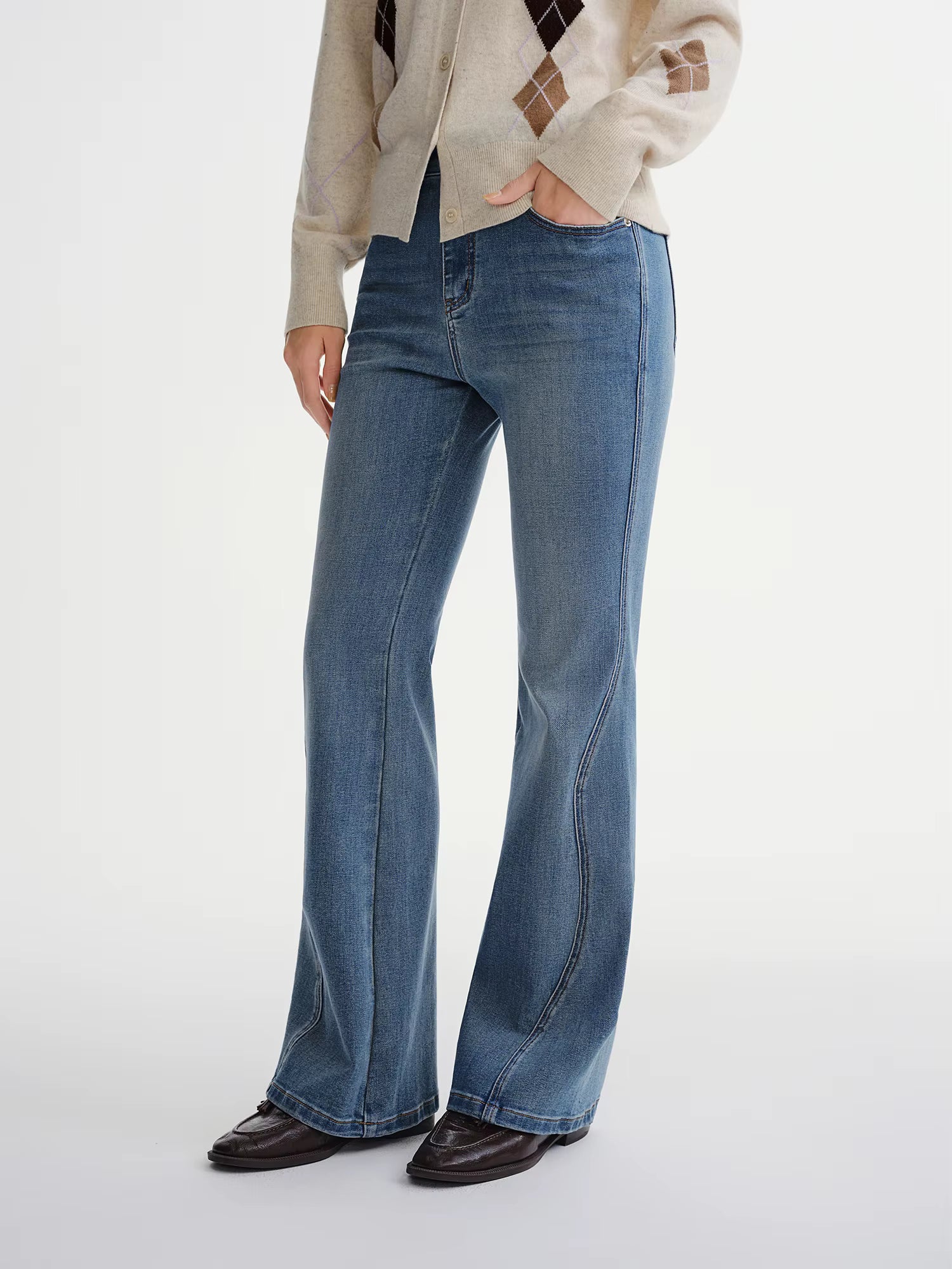 Women's Fashion Stretch Bellbottom Jeans with Apple-Shape Friendly Design 2025 Winter Collection New Micro Flare Jeans