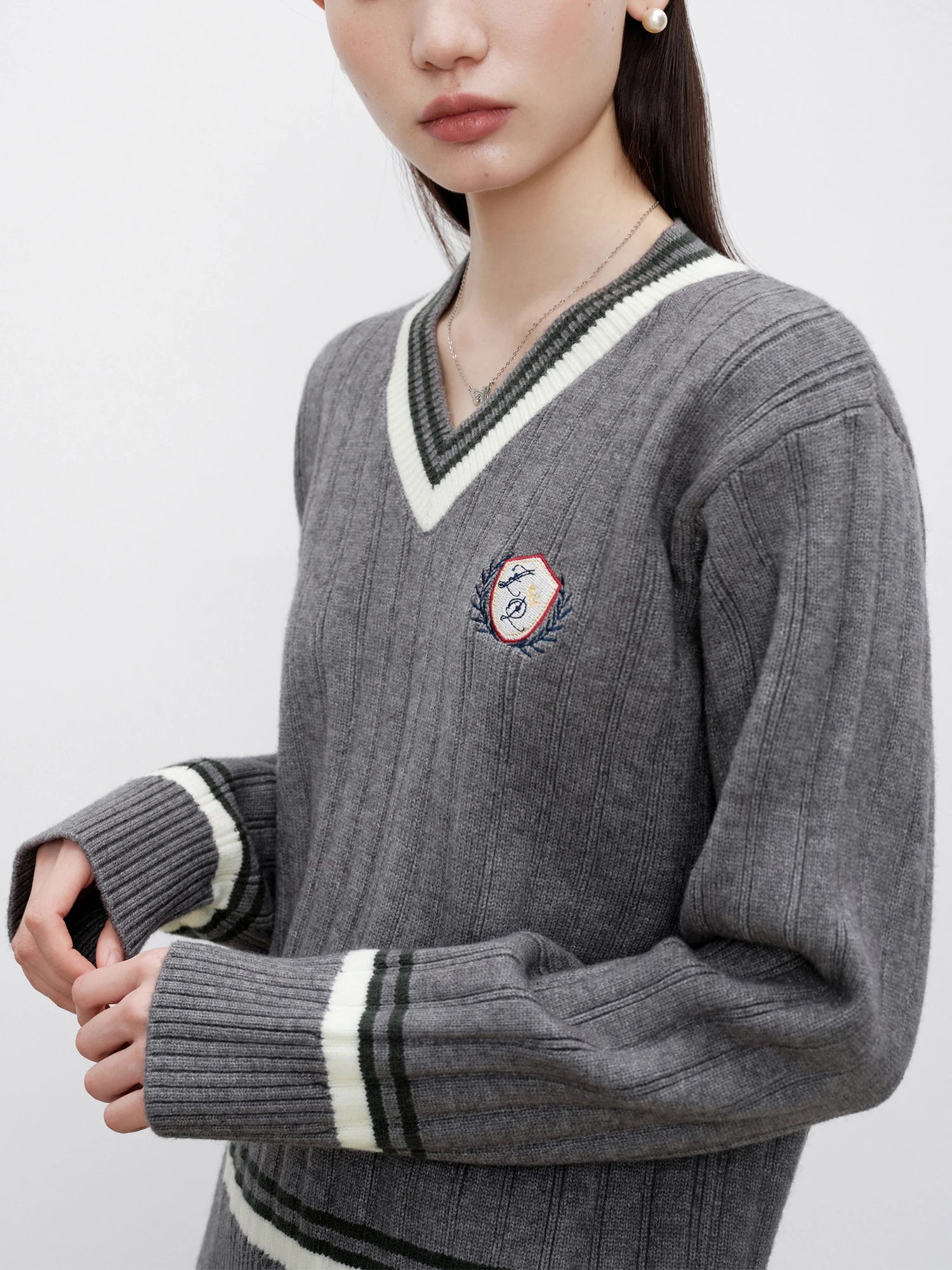 ZIQIAO Petite Size College Style V-neck Contrasting Color Pullover Knitted Sweater for Women 2024 Autumn Winter New Top