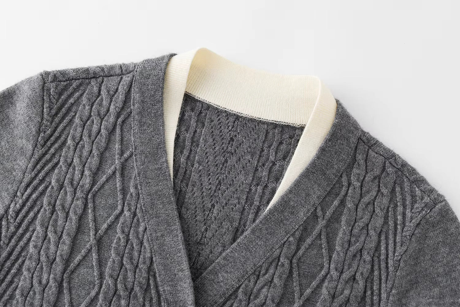 Fake Two-piece Cable-knitted Cardigan V-neck Slim Elastic Soft 2025 Winter New Korean Style Knitted Sweater Trendy