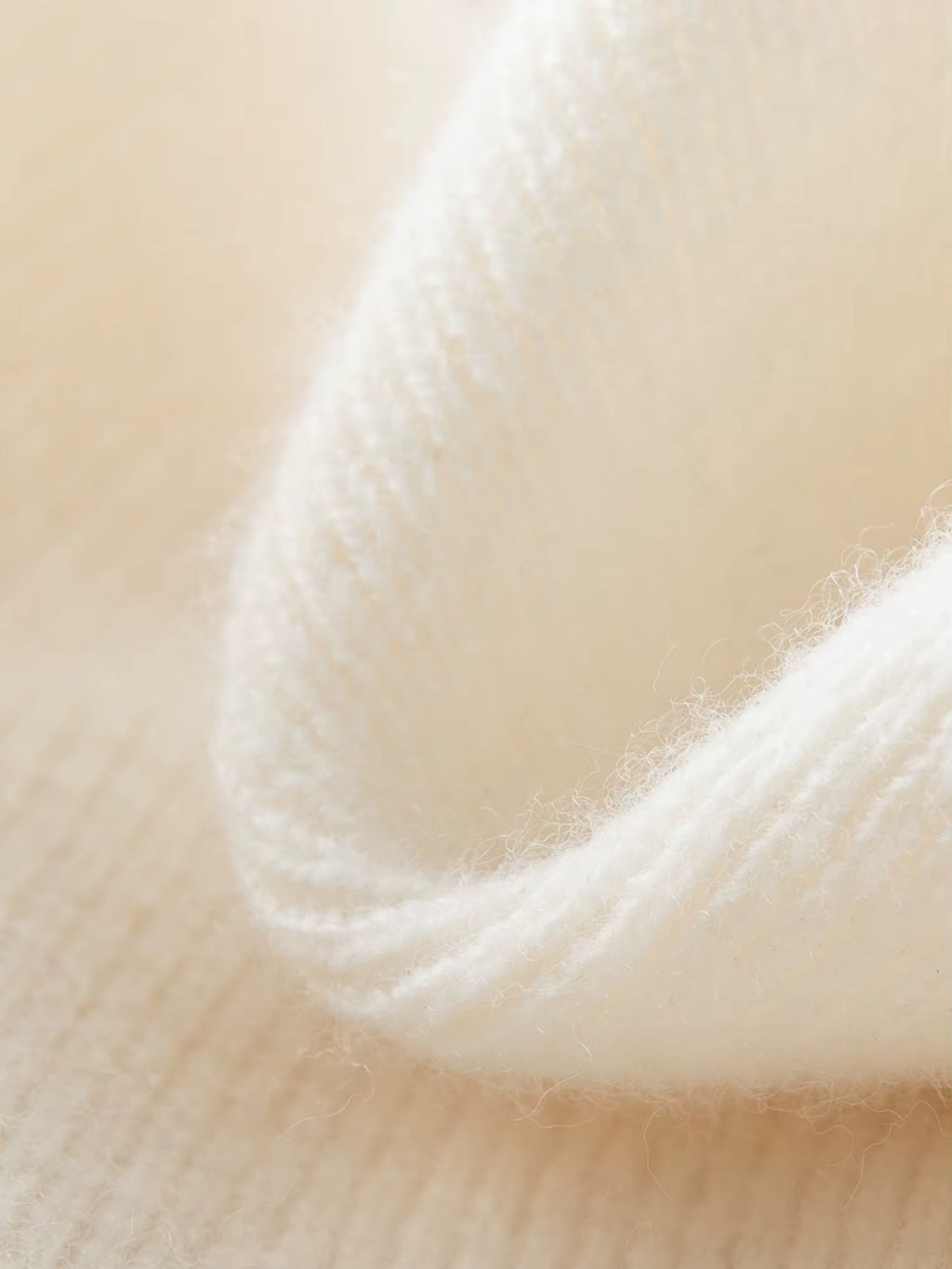 Plus-Size Women Lace-Trimmed Mesh V-Neck Knit Sweater with Wool Blend Winter 2025 New Arrival Heartbeat Signal Collection