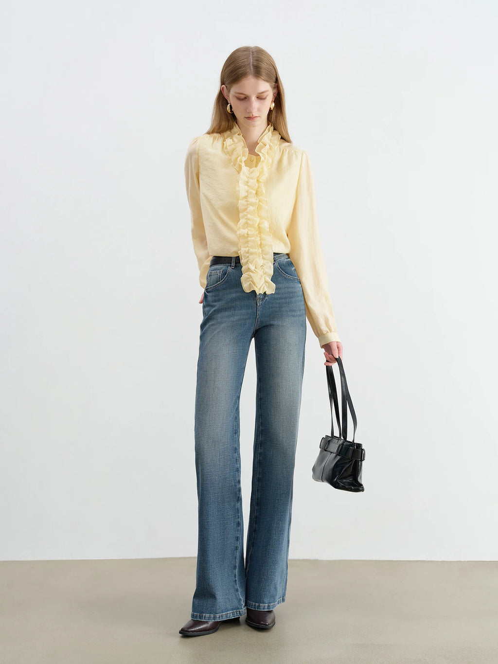 Plaid pattern – A classic and versatile print that adds visual interest.  Ruched detailing at the waist – Creates a flattering, cinched silhouette.  Flowy midi length with long sleeves – Offers modesty with a soft, feminine flow.