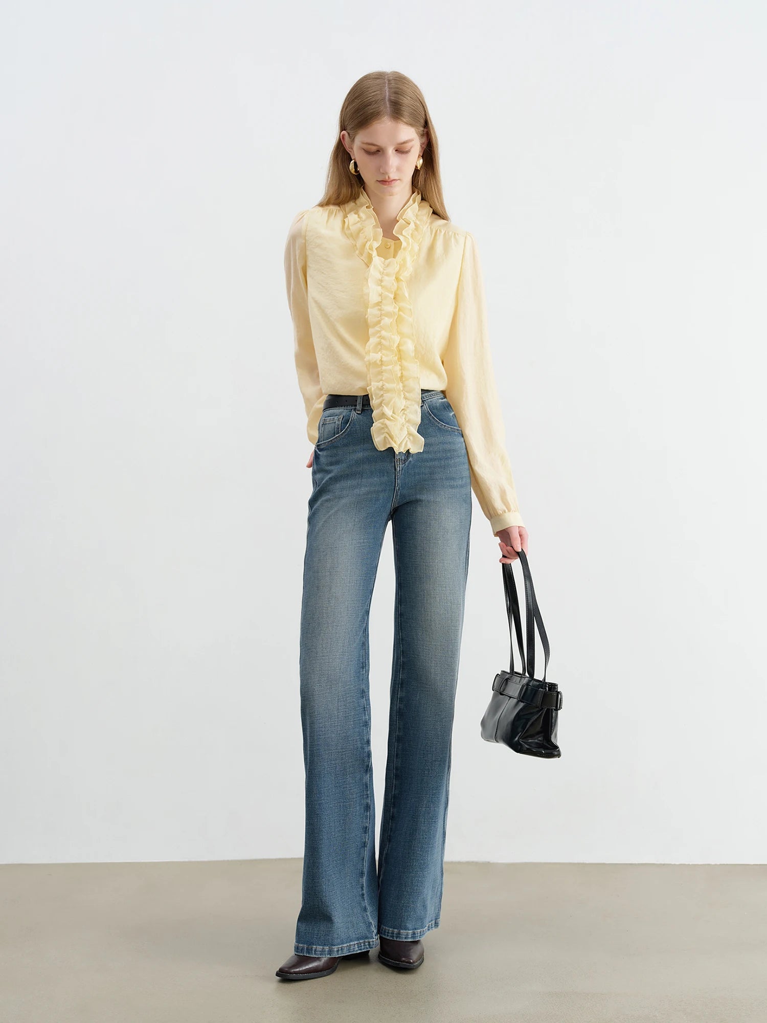 Plaid pattern – A classic and versatile print that adds visual interest.  Ruched detailing at the waist – Creates a flattering, cinched silhouette.  Flowy midi length with long sleeves – Offers modesty with a soft, feminine flow.